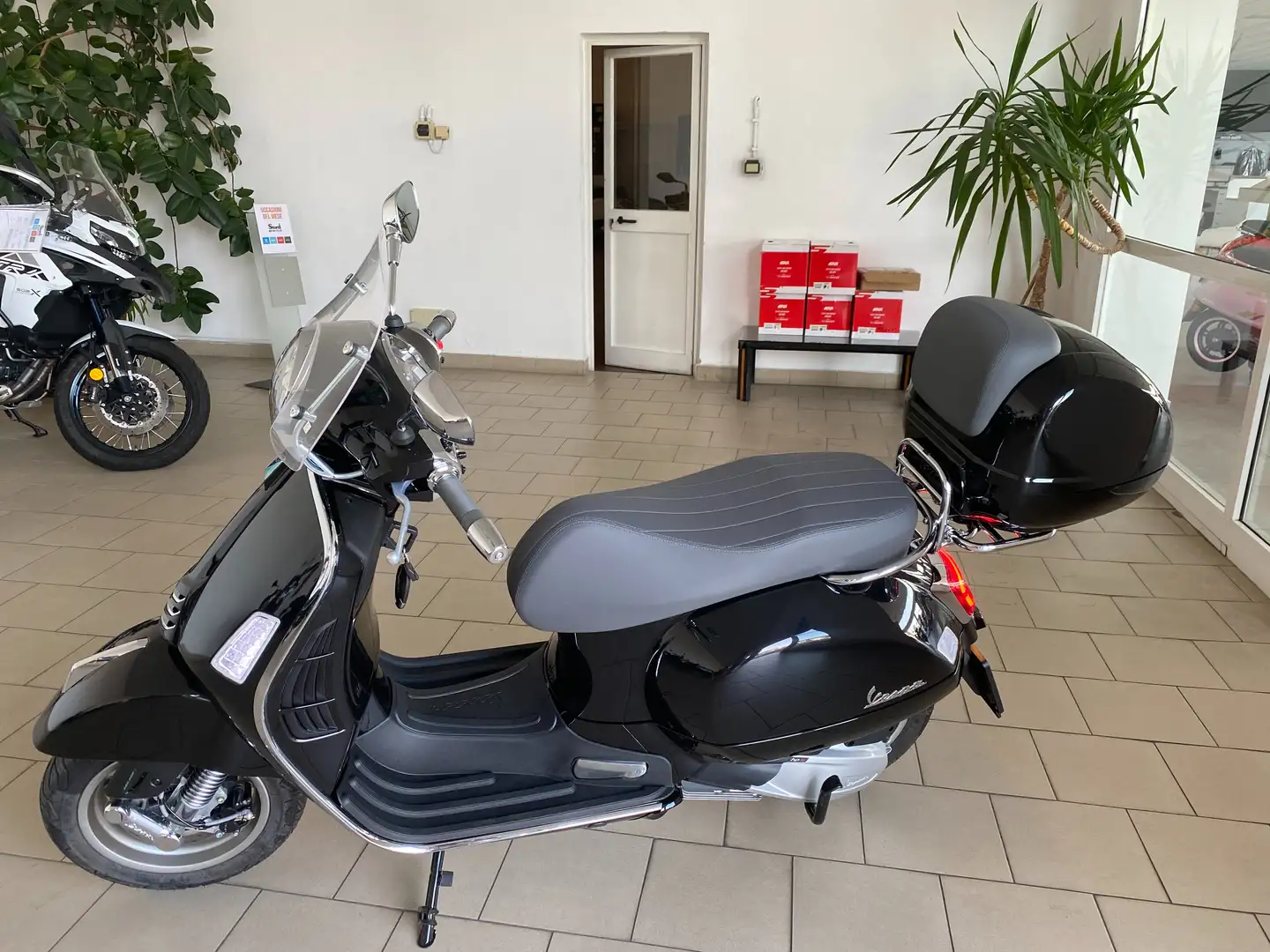 Vespa GTS 300 PARI AL NUOVO CON CUPOLINO E BAULETTO Noir - 1