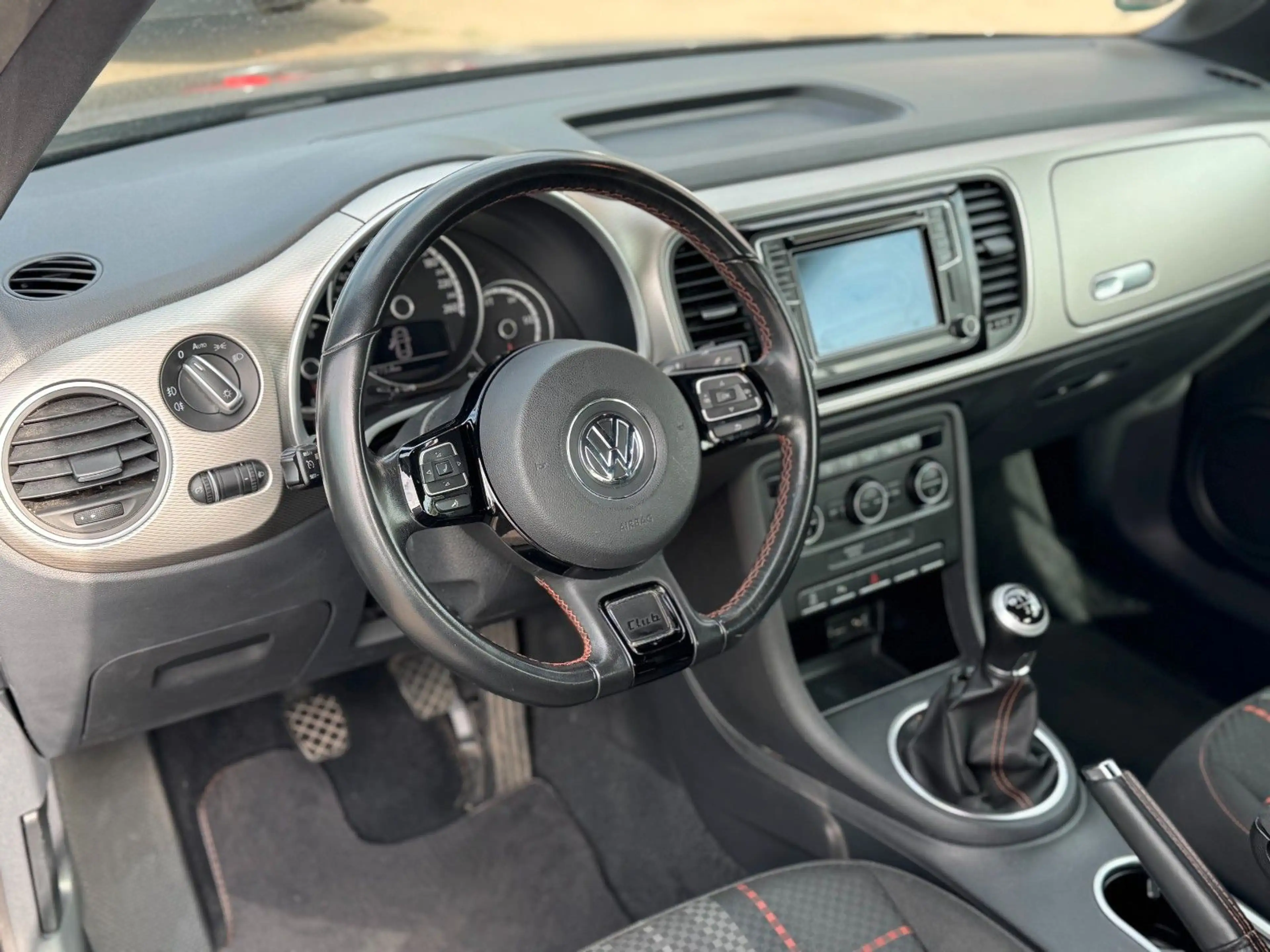 Volkswagen Beetle Cabriolet Club BMT SHZ/PDC/Sportpacket — photo 11