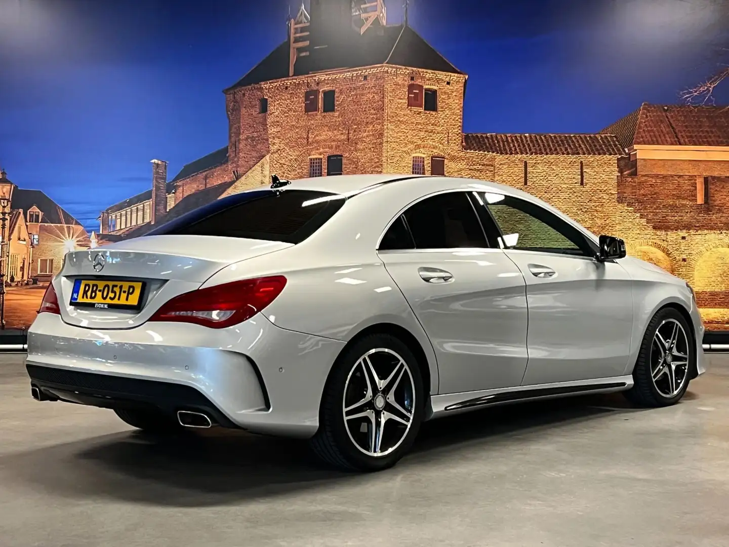 Mercedes-Benz CLA 180 AMG Aut Xenon Night Pakket Camera Grijs - 2