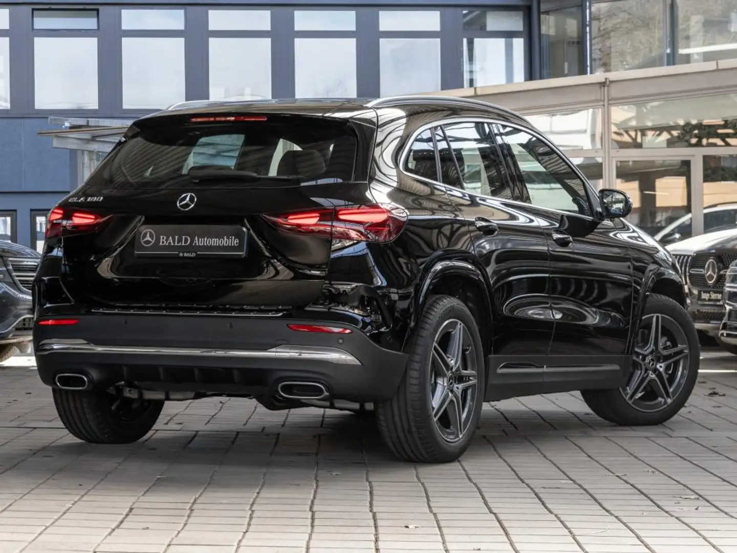 Mercedes-Benz GLA 180 AMG+MBUX+Wide+Pano+Navi+360+MBeam+Totw Schwarz - 2