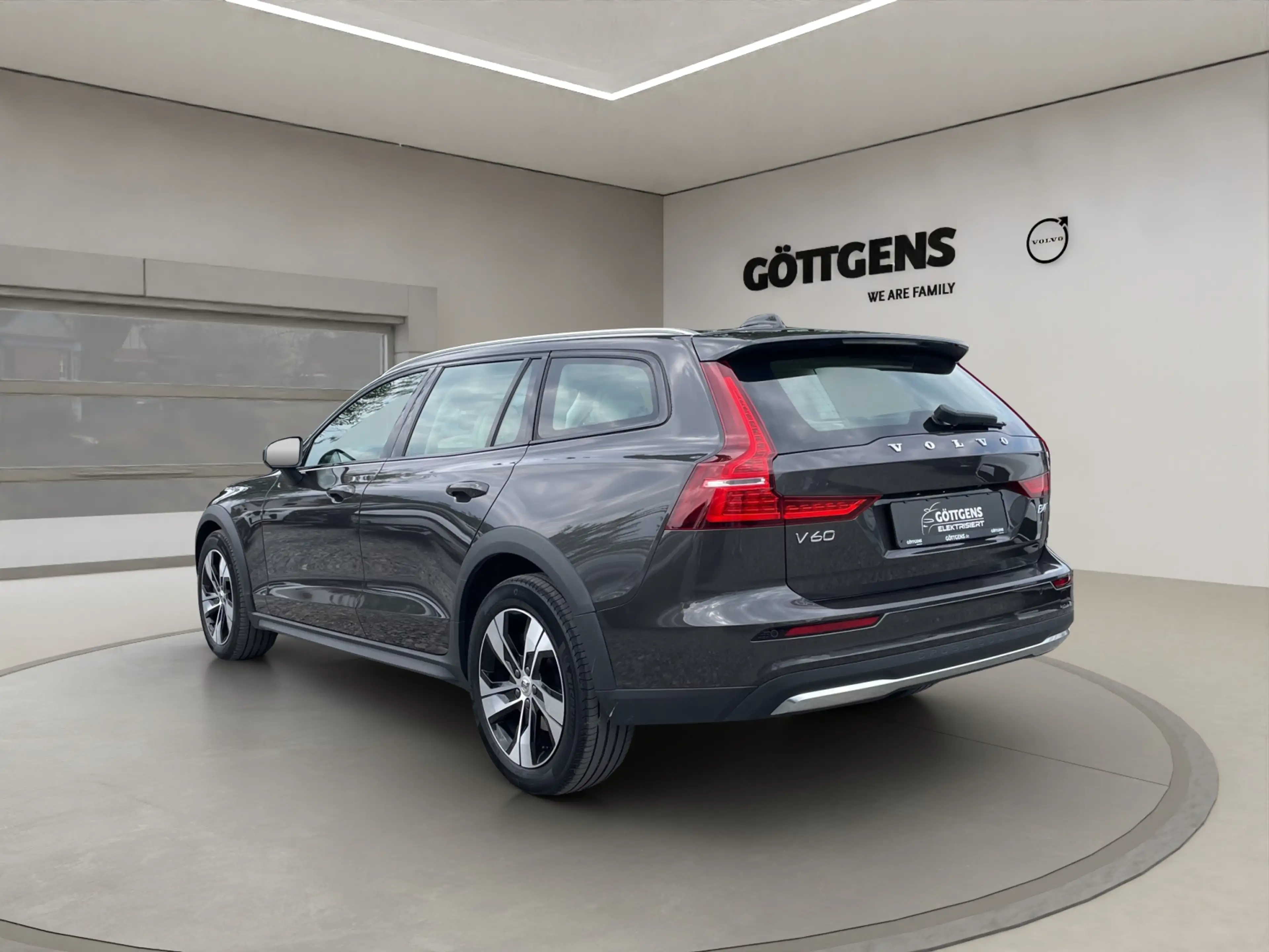 Volvo V60 Cross Country B4 AWD Plus AHK LED NAVI H&K — photo 3
