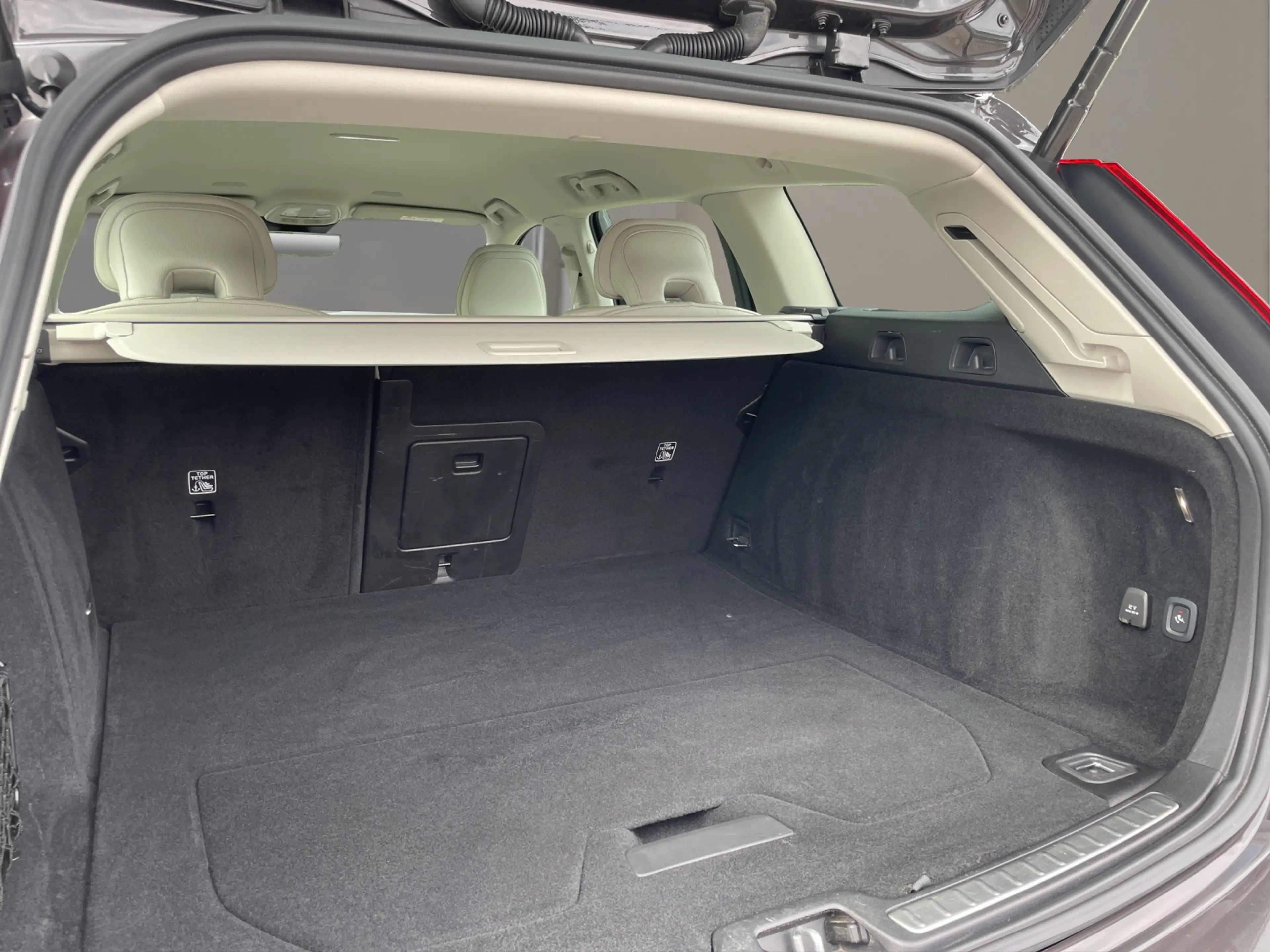 Volvo V60 Cross Country B4 AWD Plus AHK LED NAVI H&K — photo 14