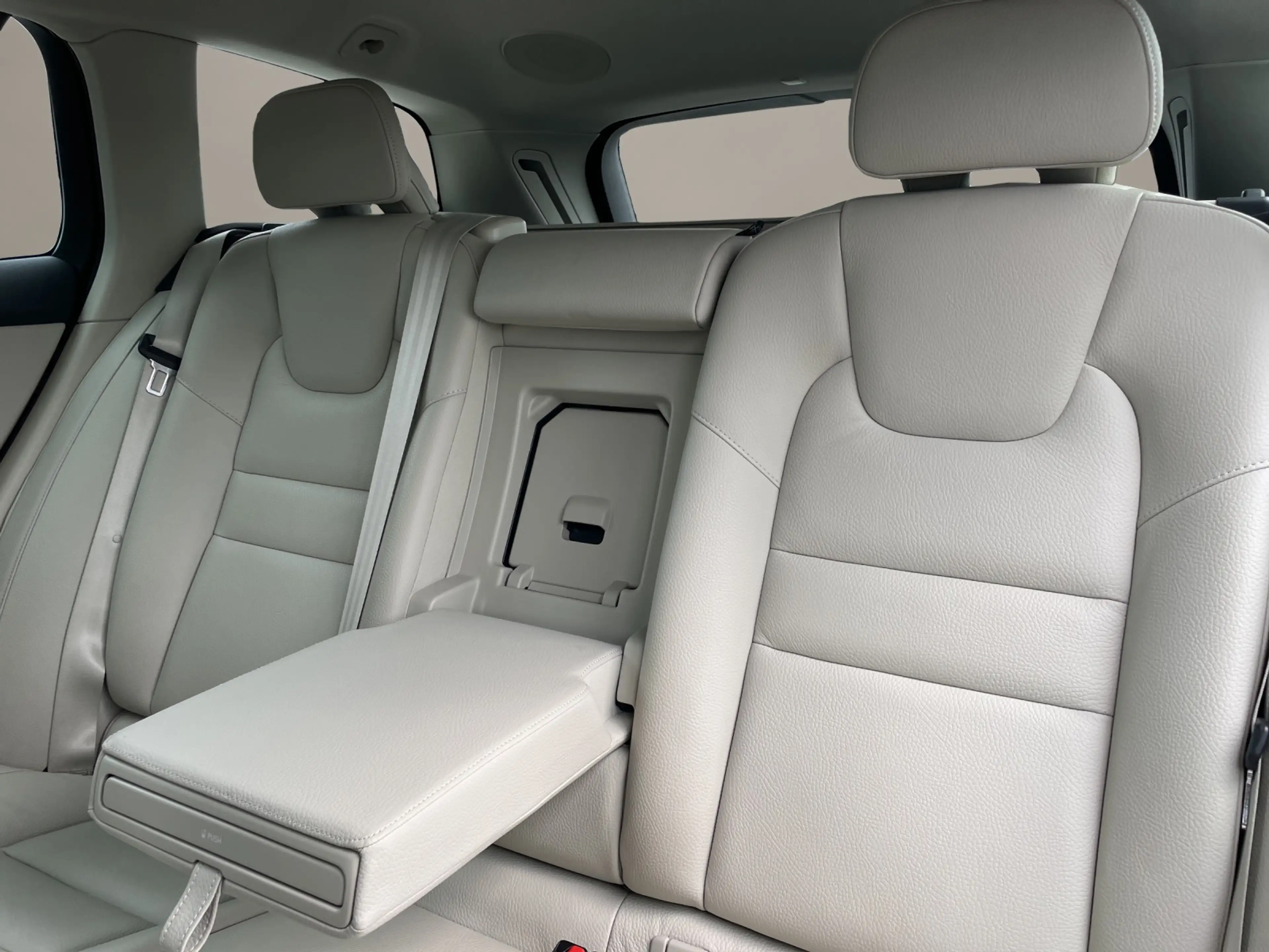 Volvo V60 Cross Country B4 AWD Plus AHK LED NAVI H&K — photo 12