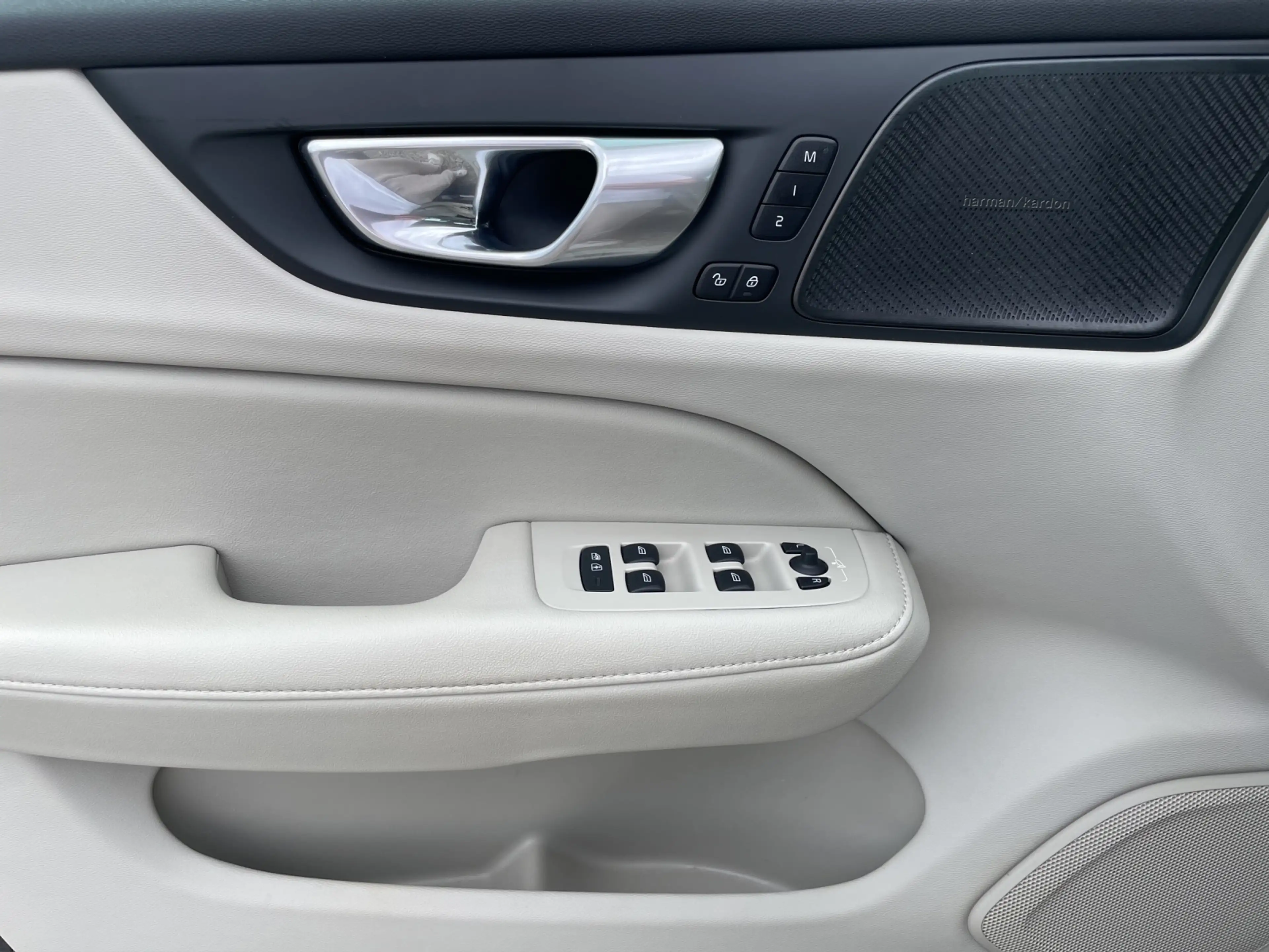 Volvo V60 Cross Country B4 AWD Plus AHK LED NAVI H&K — photo 11