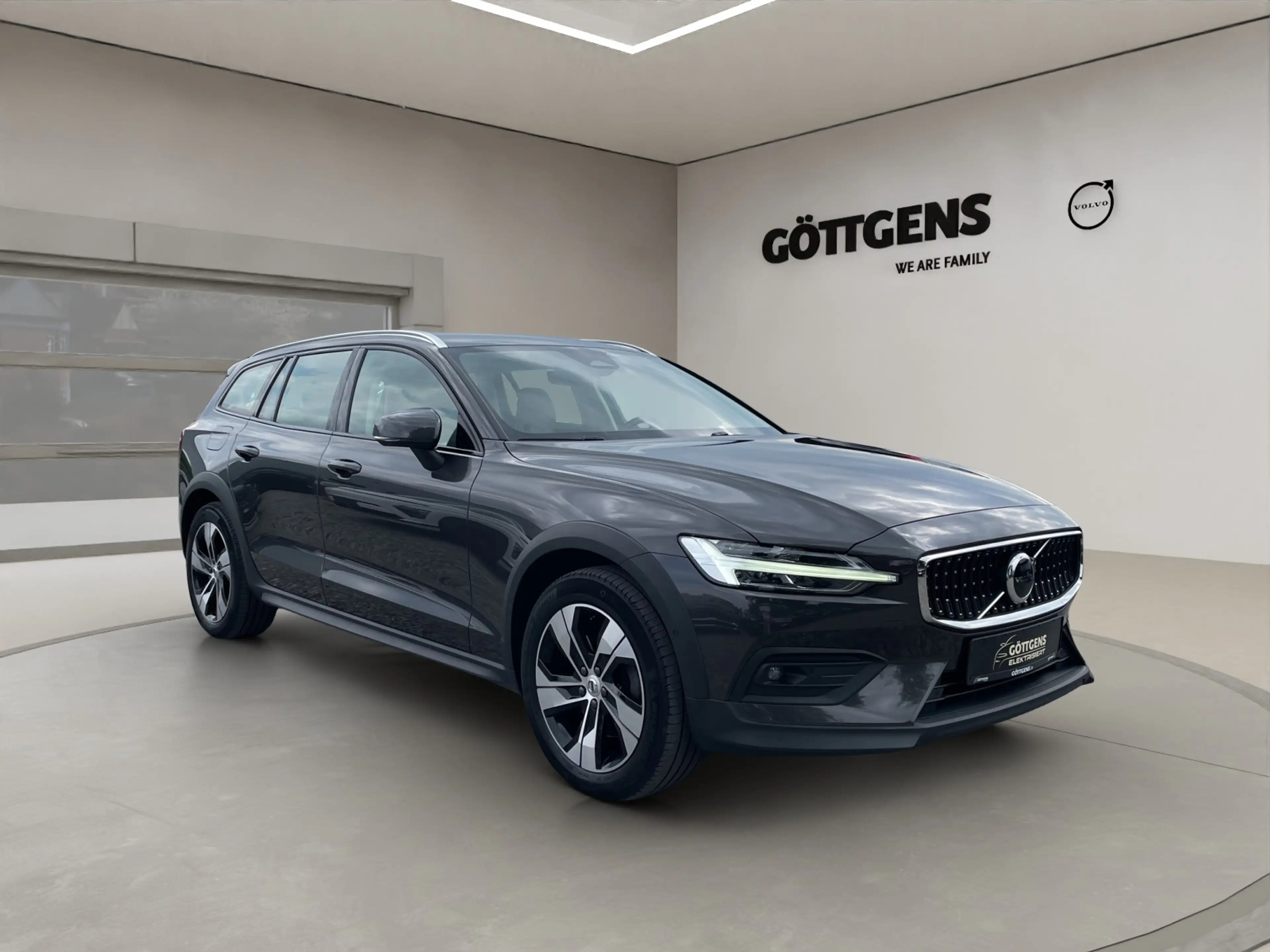 Volvo V60 Cross Country B4 AWD Plus AHK LED NAVI H&K — photo 6