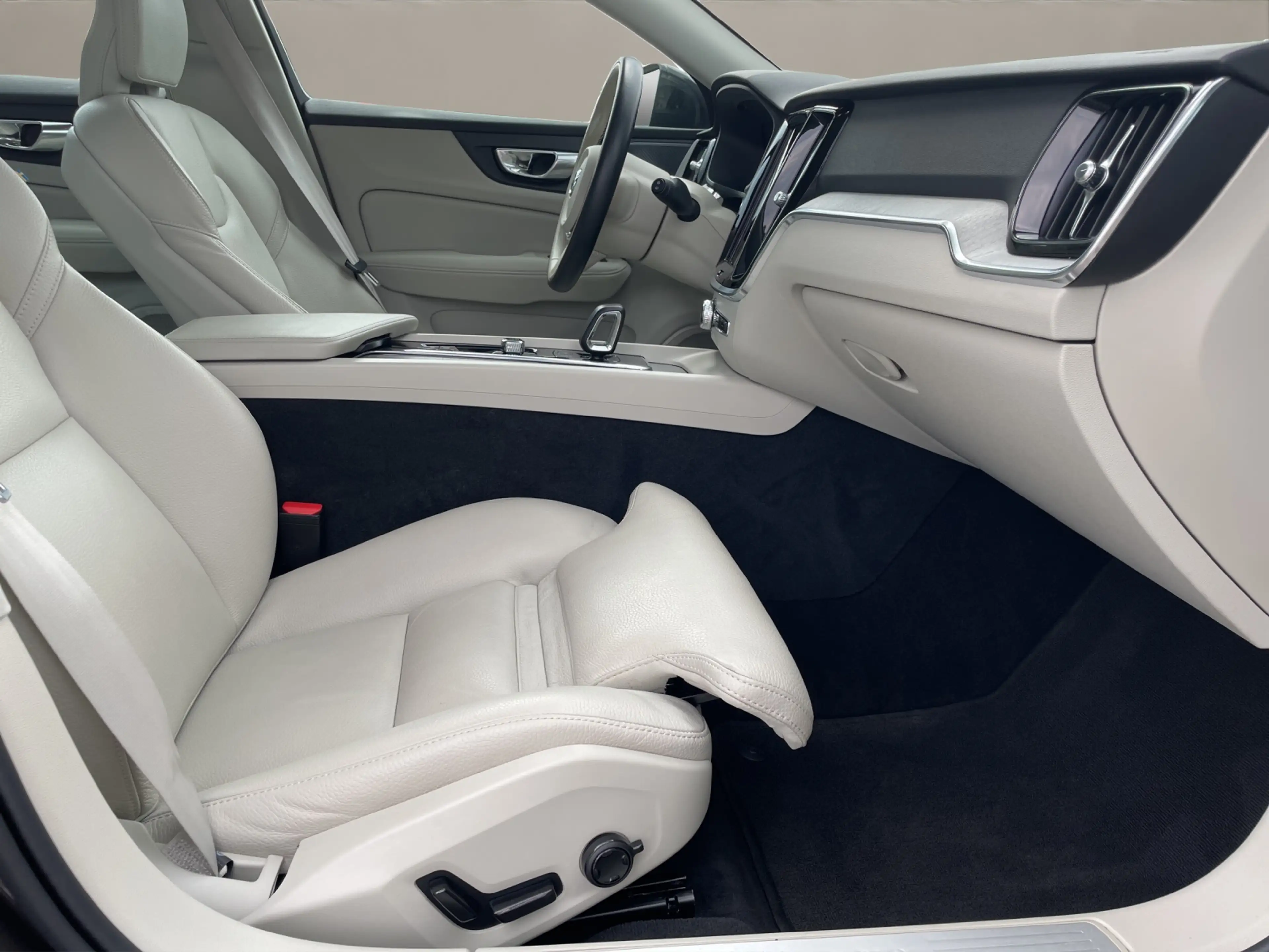 Volvo V60 Cross Country B4 AWD Plus AHK LED NAVI H&K — photo 13