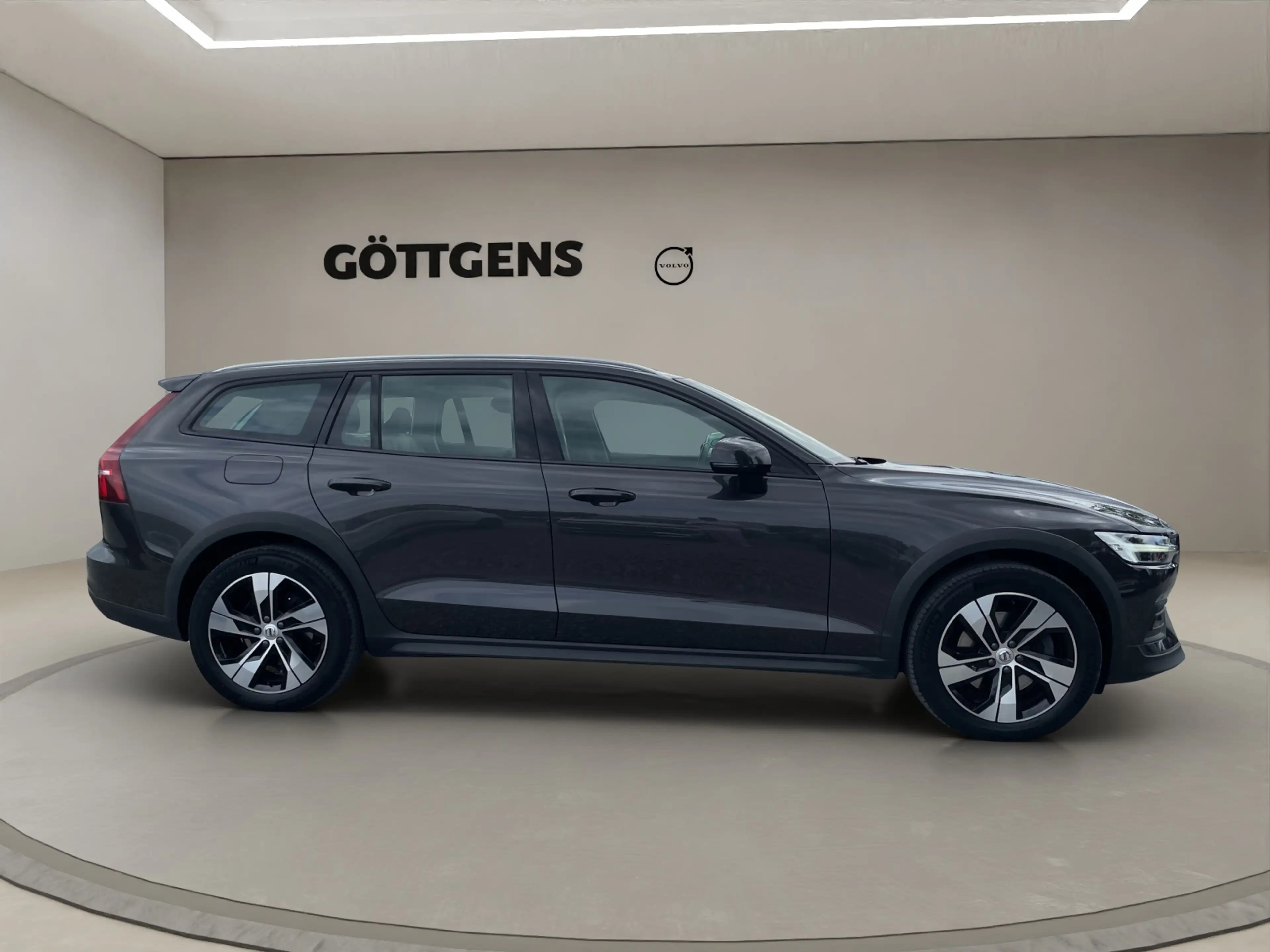 Volvo V60 Cross Country B4 AWD Plus AHK LED NAVI H&K — photo 5