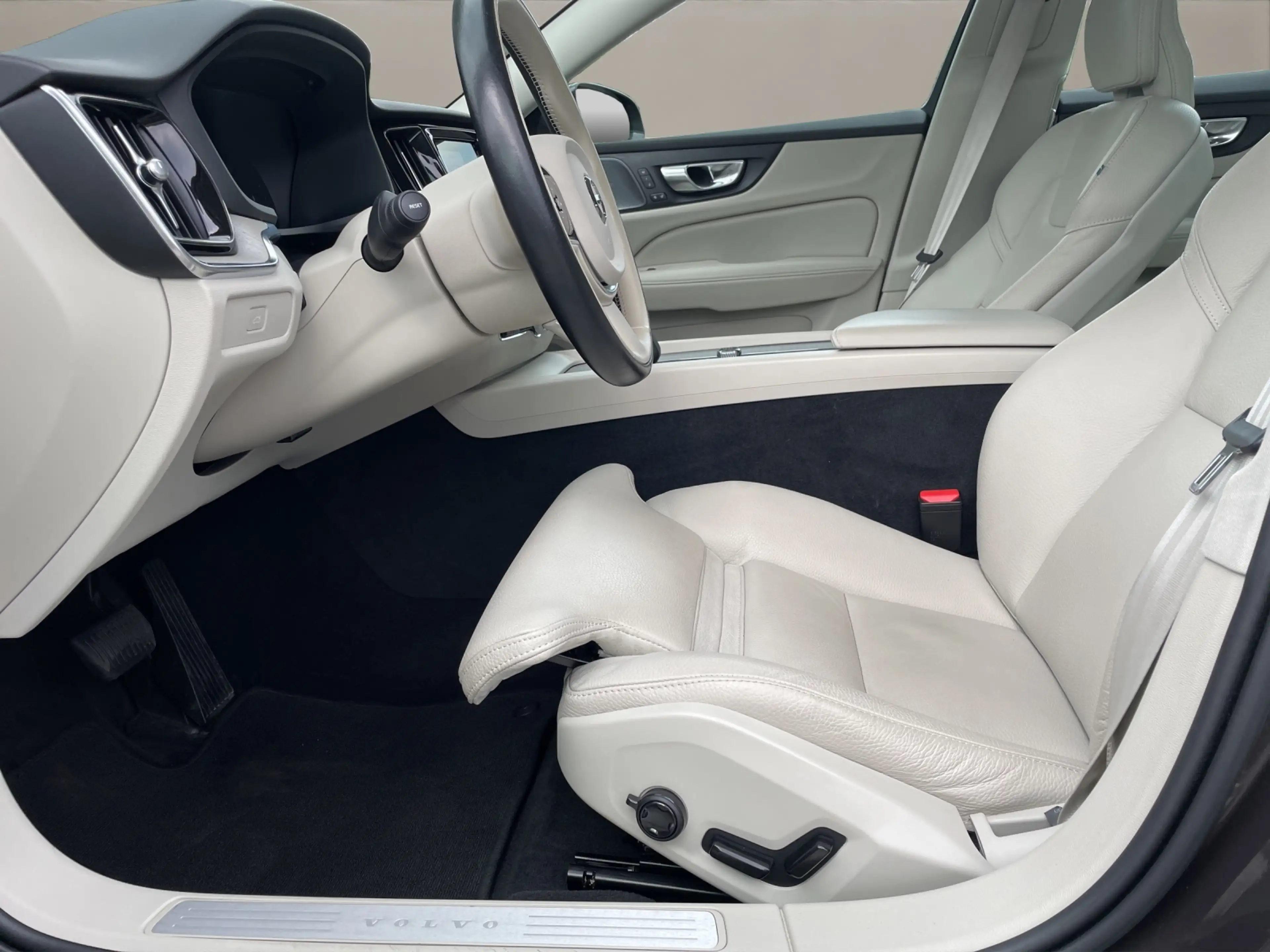 Volvo V60 Cross Country B4 AWD Plus AHK LED NAVI H&K — photo 7