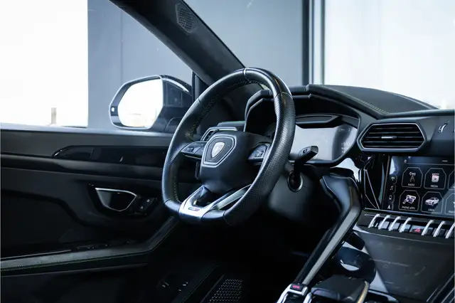 Lamborghini Urus view 11