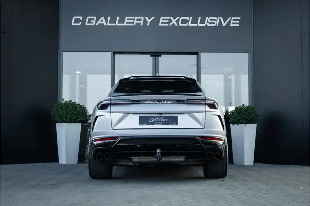 Lamborghini Urus view 6