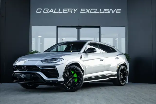 Lamborghini Urus view 3