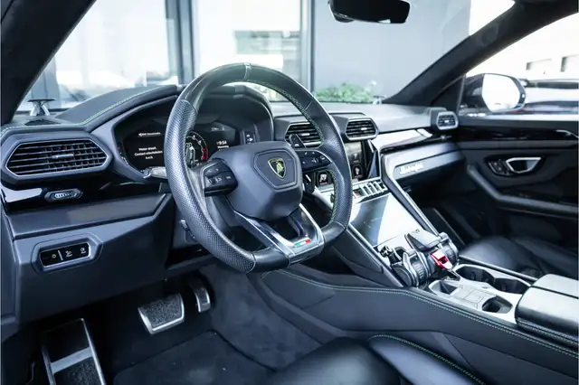 Lamborghini Urus view 8