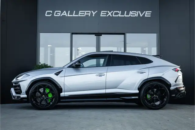 Lamborghini Urus view 4