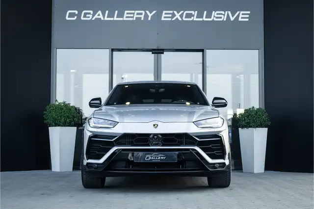Lamborghini Urus view 2