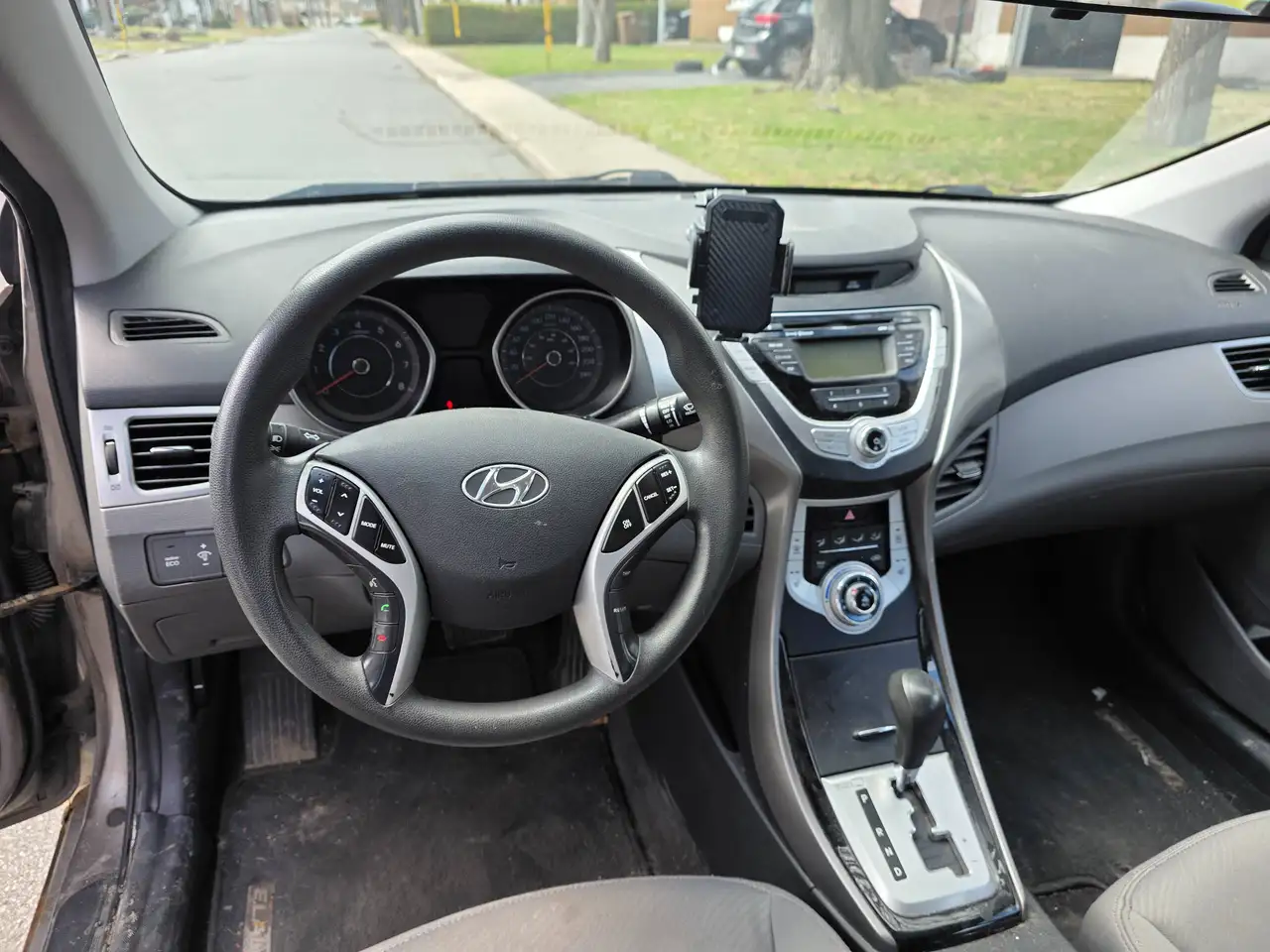 Hyundai ELANTRA photo Hyundai ELANTRA