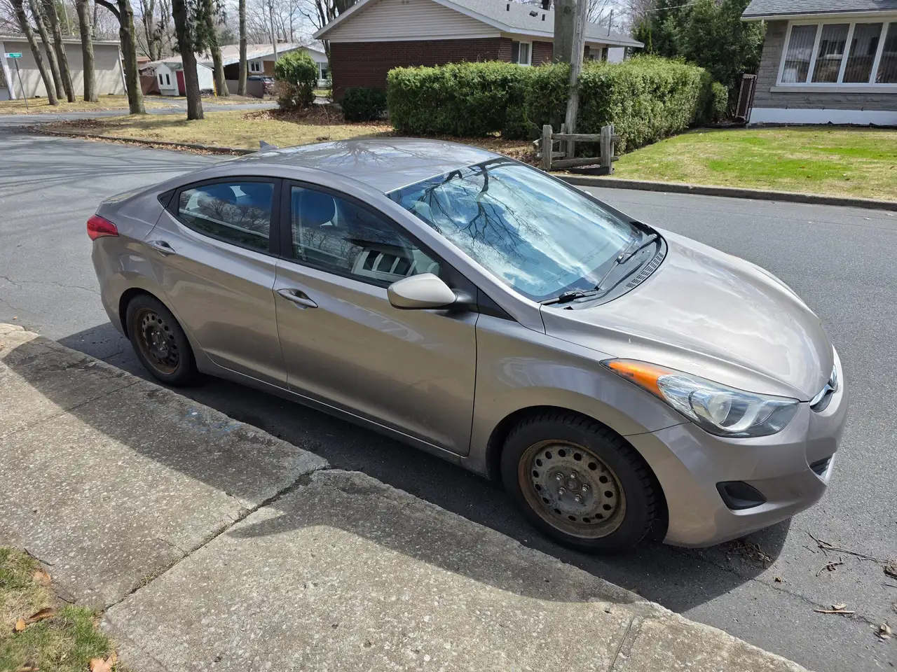 Hyundai ELANTRA photo Hyundai ELANTRA