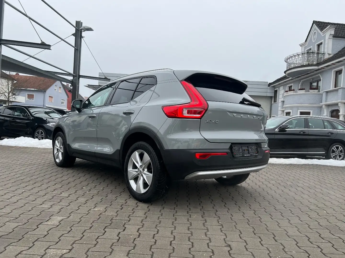 Volvo XC40 Core *LED Navi el. Heck KeyLess DAB Kamera* Gris - 2