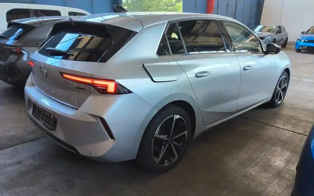 Opel Astra view 5
