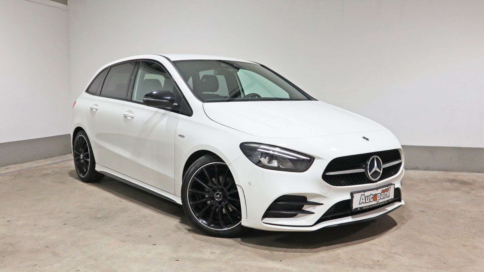 Mercedes-Benz B 180