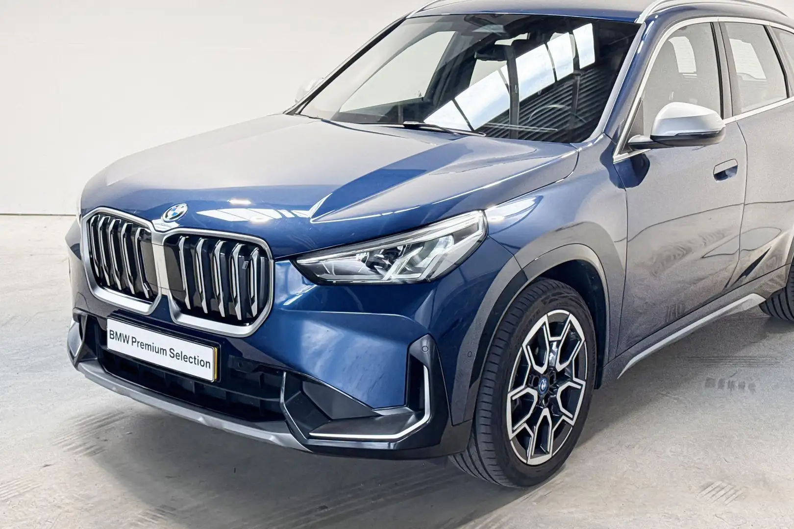 BMW iX1 xDrive30 Launch Edition xLine Blauw - 2