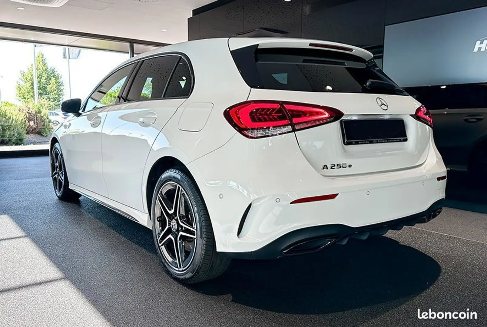 Mercedes-Benz A 250 250 e AMG Blanc - 2