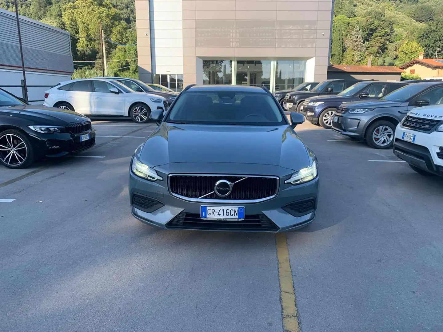 Volvo V60 B4 automatico Essential Gris - 1