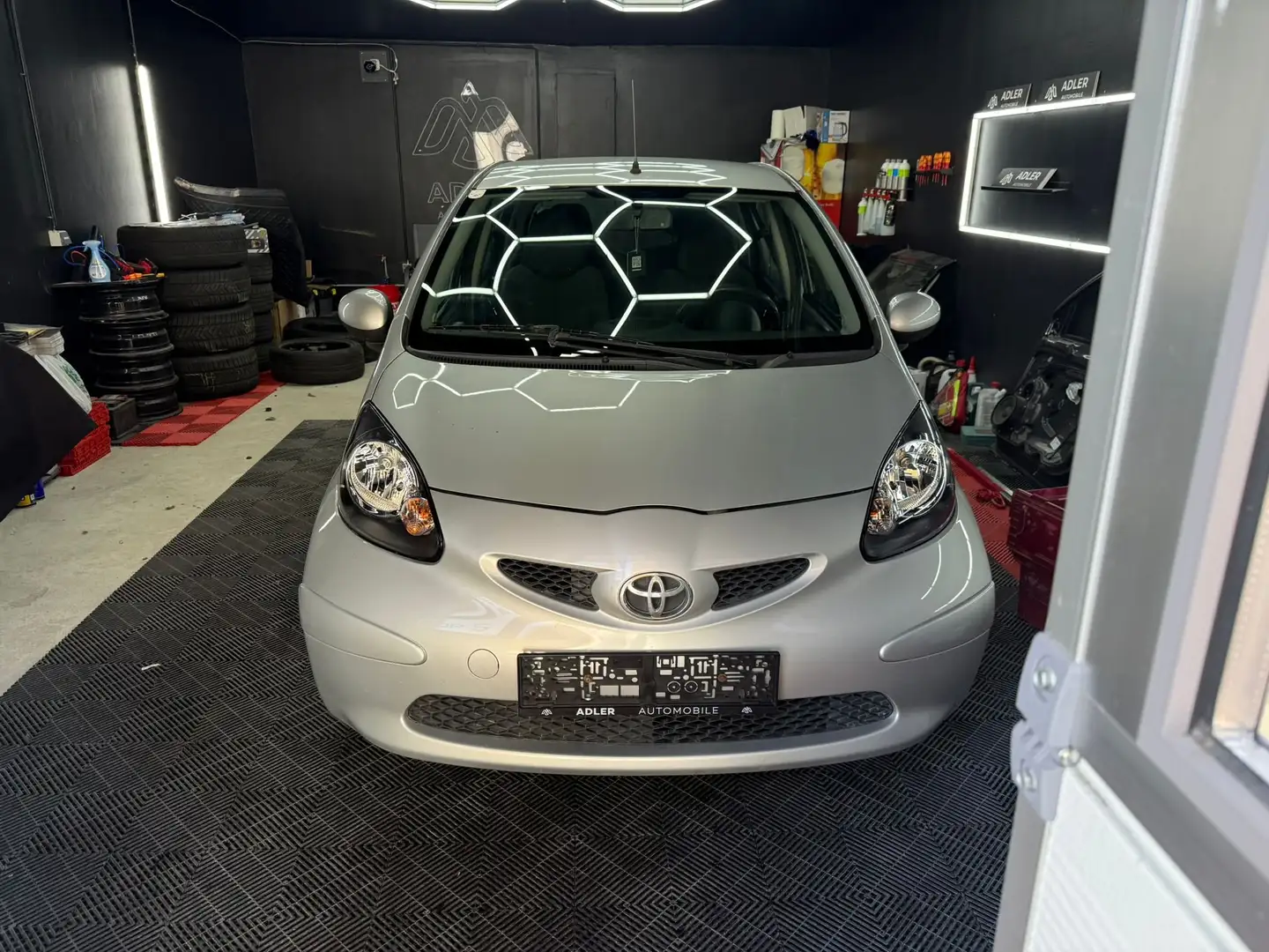 Toyota Aygo Basis Silber - 1