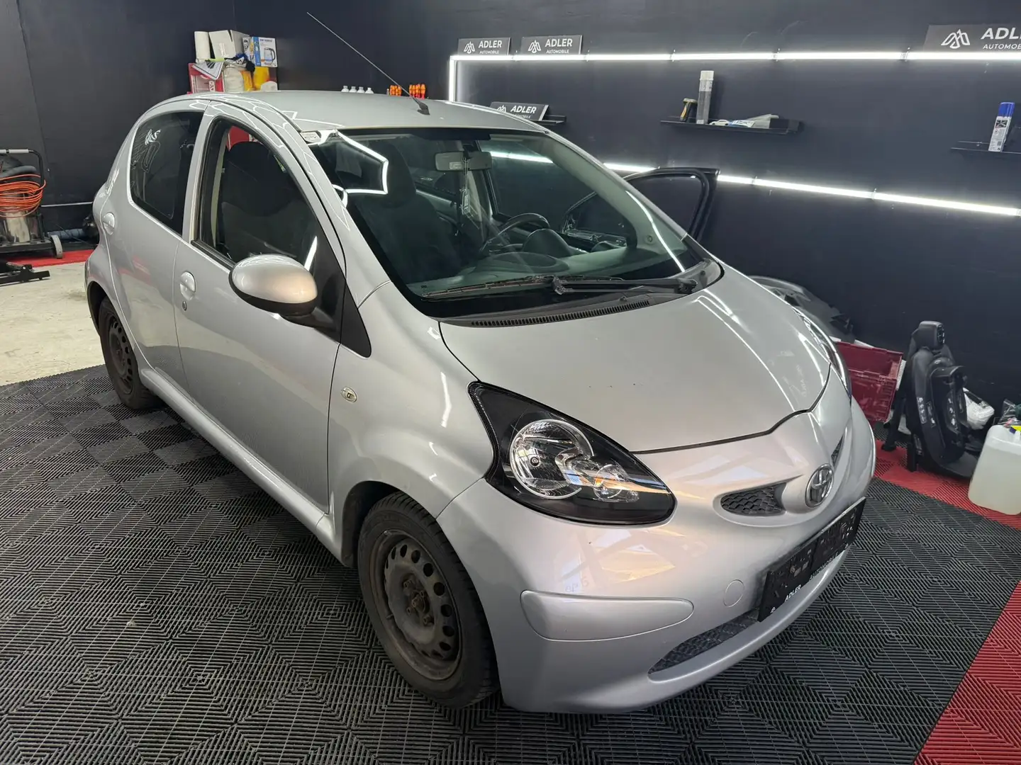 Toyota Aygo Basis Silber - 2