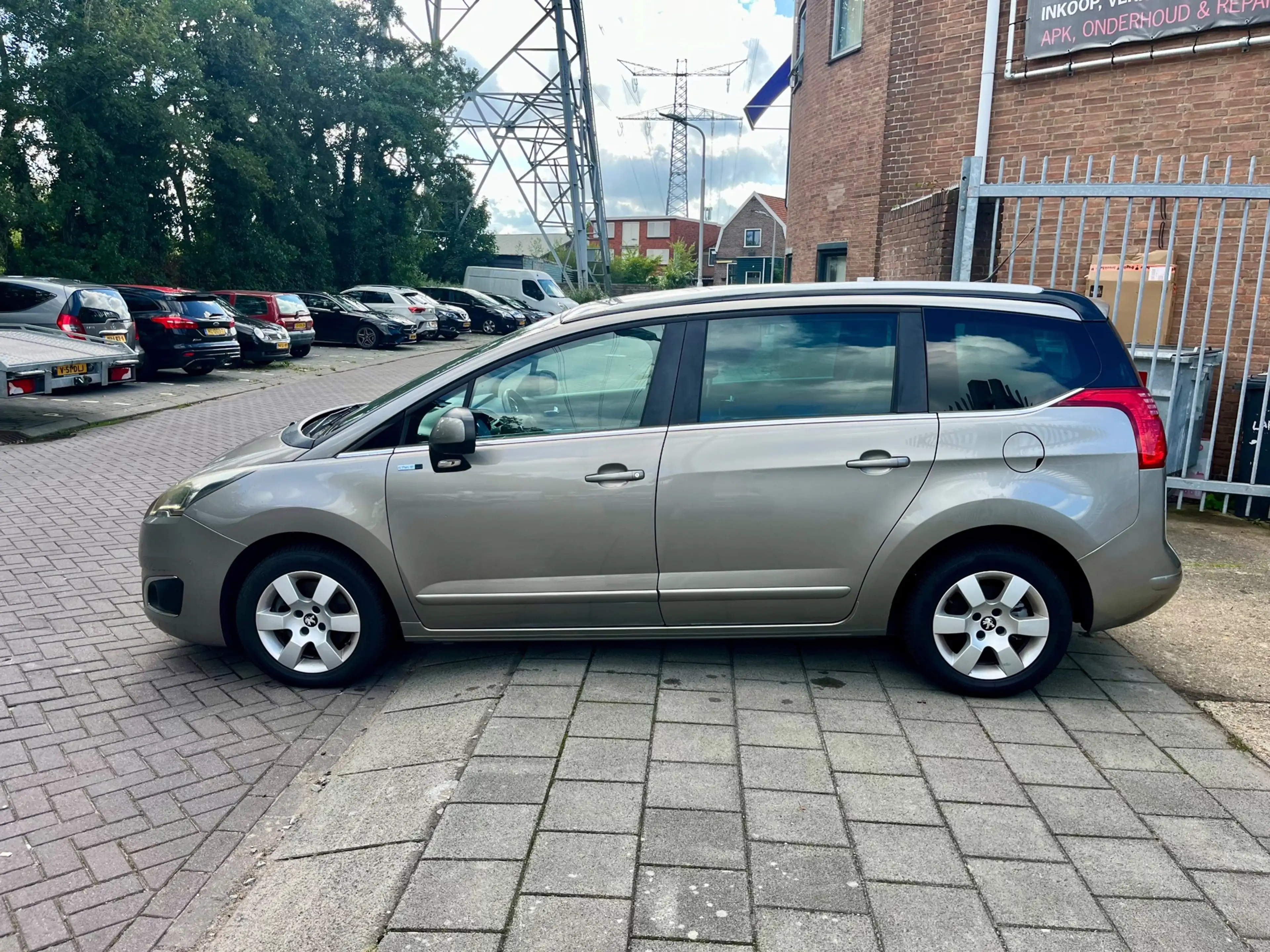 Peugeot 5008 1.2 PureTech Style 5p. — photo 2