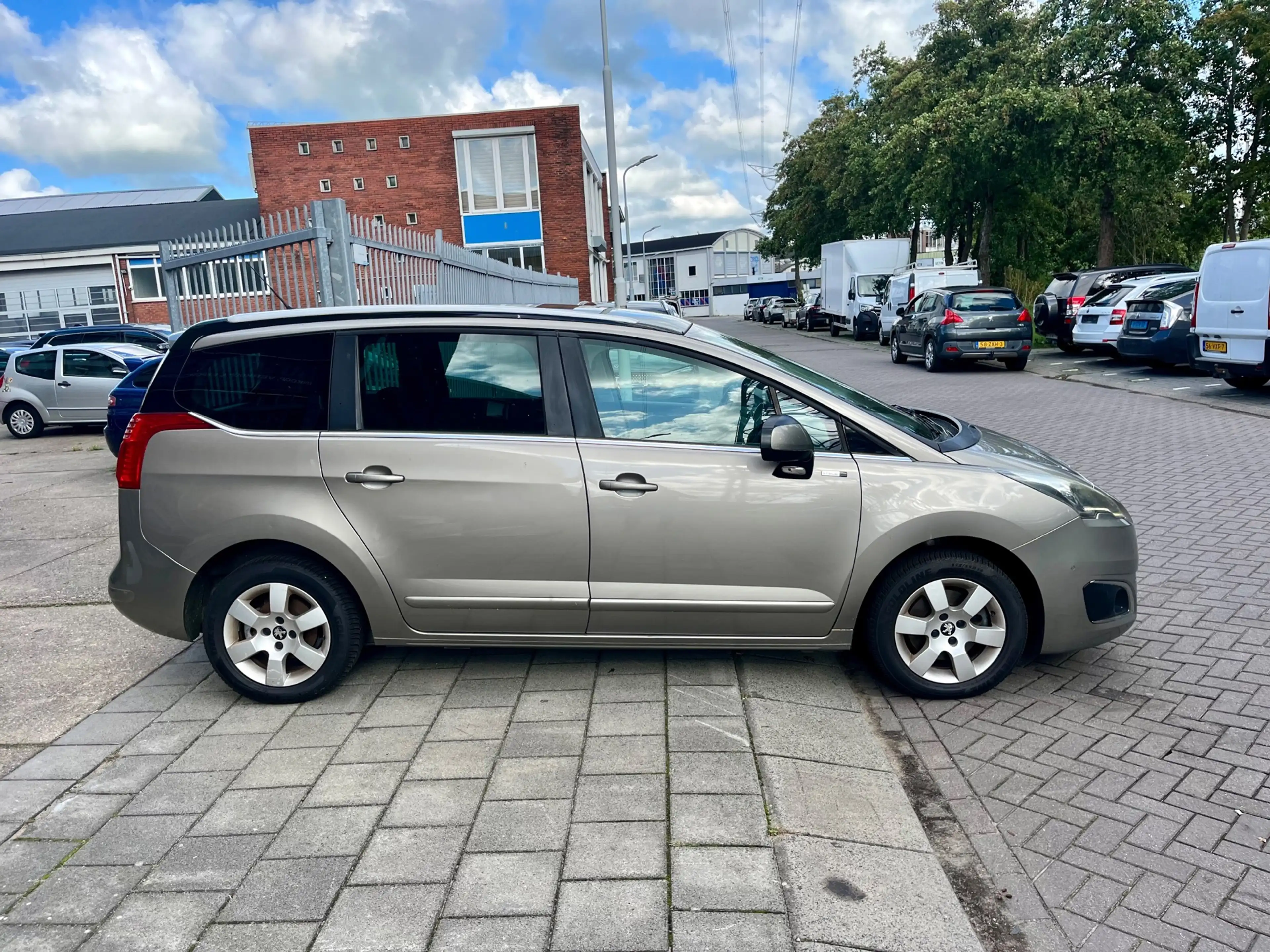 Peugeot 5008 1.2 PureTech Style 5p. — photo 6