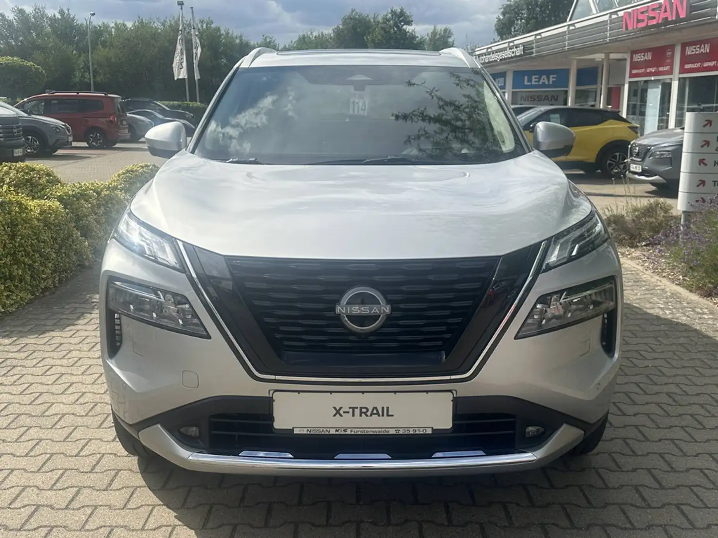 Nissan X-Trail 1.5 VC-T e-4ORCE 213 PS 4x4 Tekna+ 5 Sitze Silber - 2