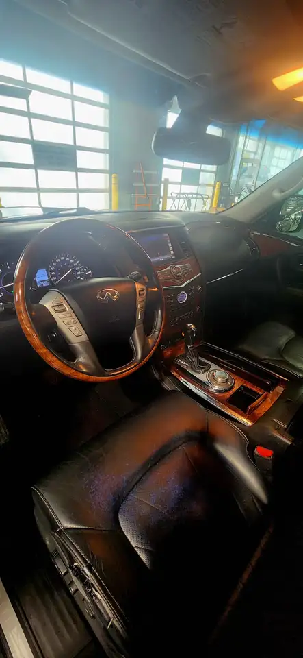 Infiniti QX80 снимка Infiniti QX80