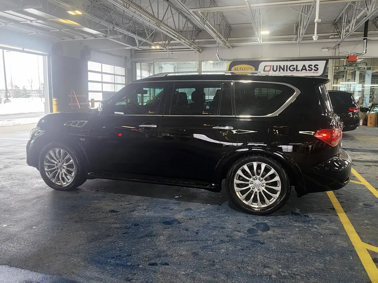 Infiniti QX80 снимка Infiniti QX80