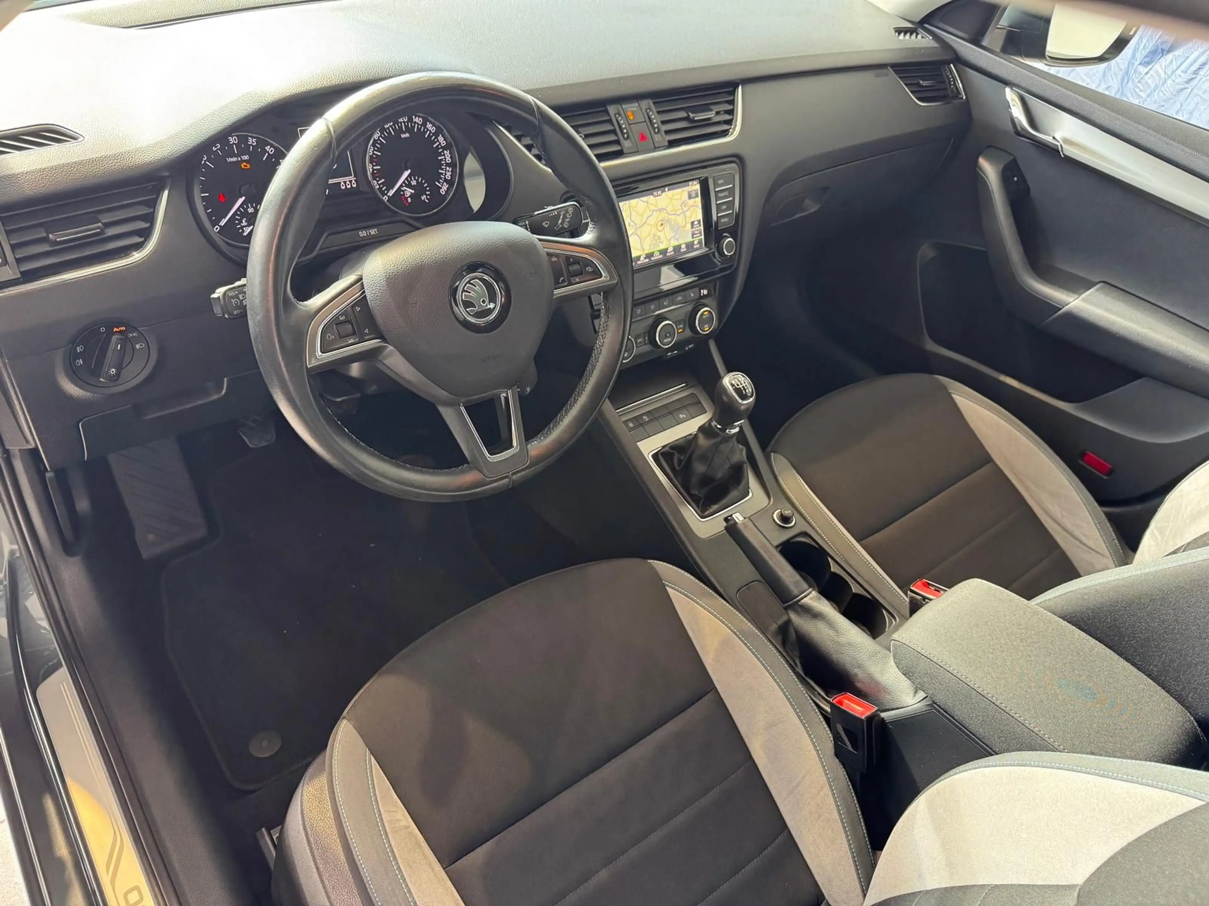Skoda Octavia 2.0 TDI Joy Navi Xenon DAB SHZ — photo 12