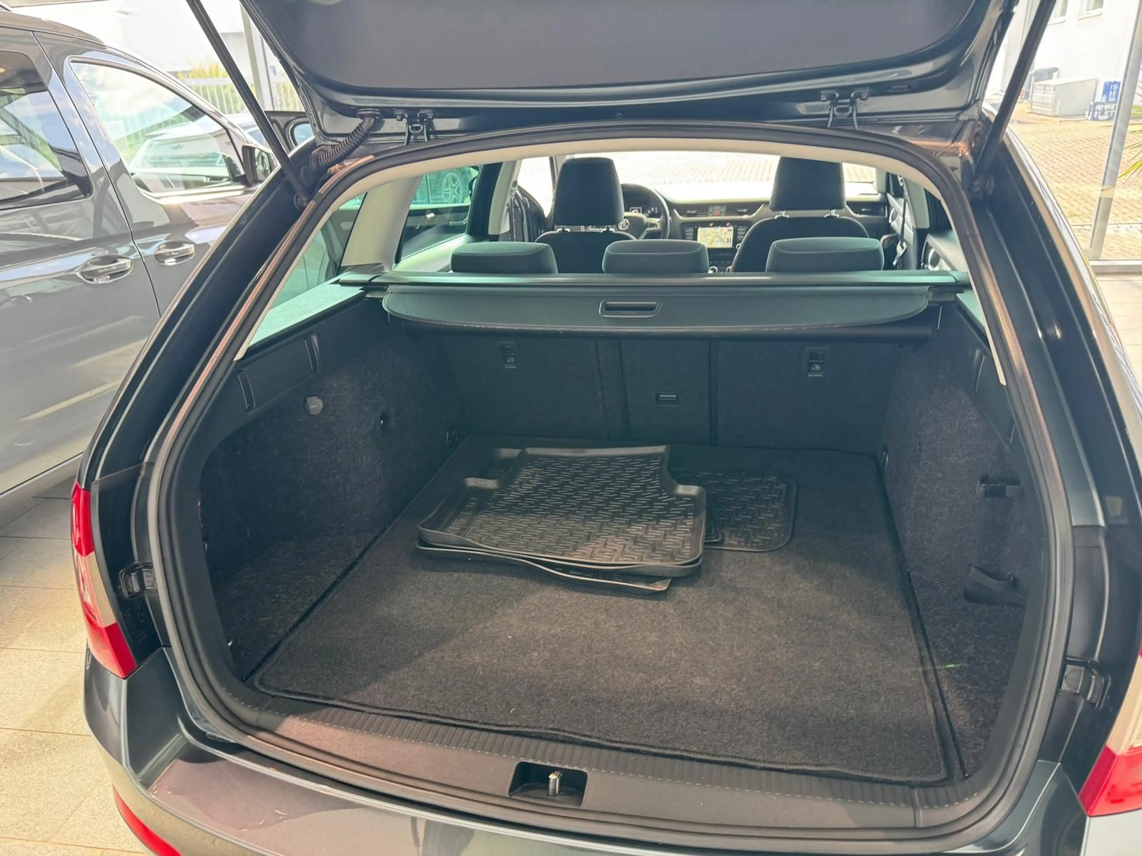 Skoda Octavia 2.0 TDI Joy Navi Xenon DAB SHZ — photo 15