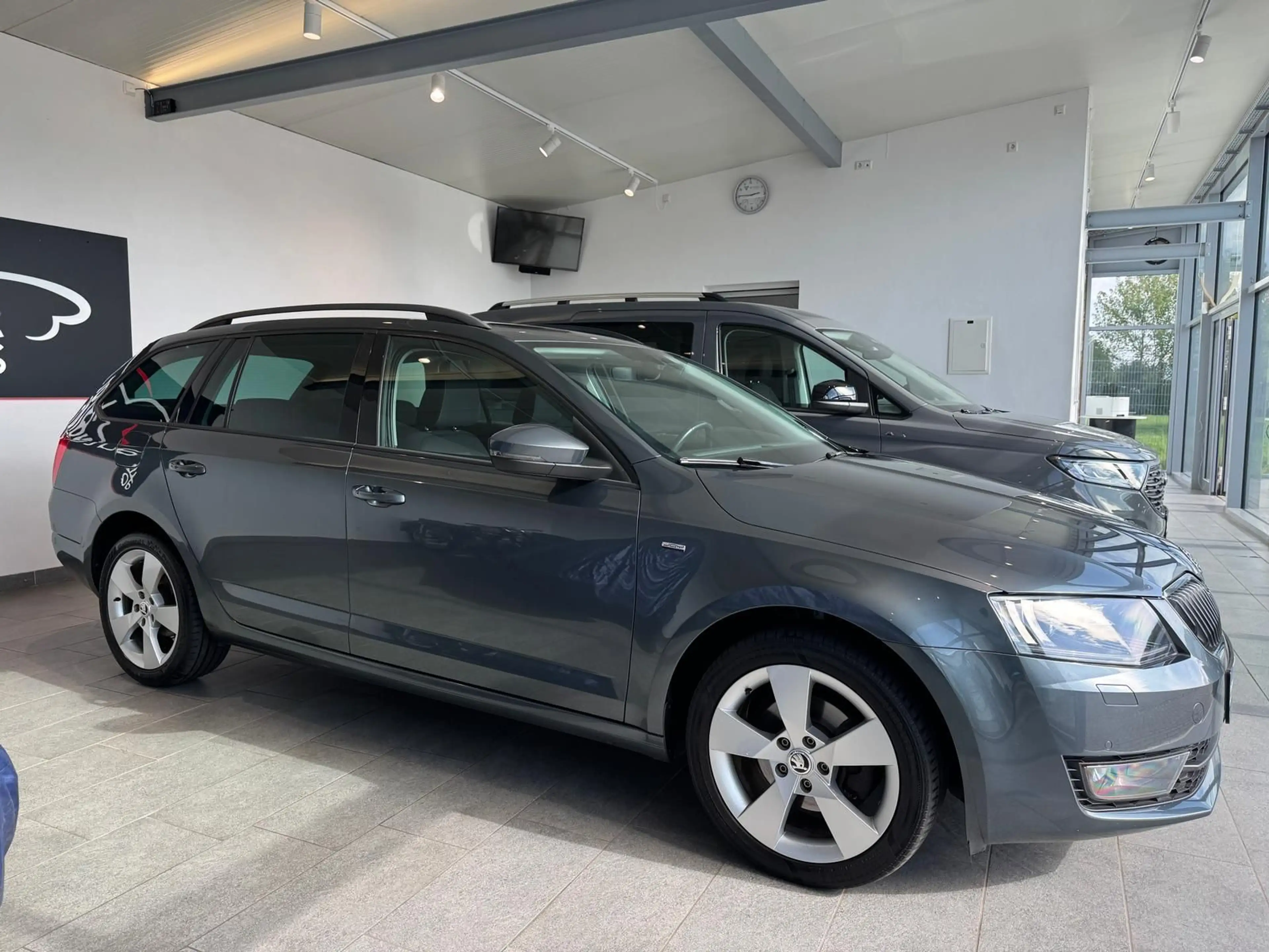 Skoda Octavia 2.0 TDI Joy Navi Xenon DAB SHZ — photo 3