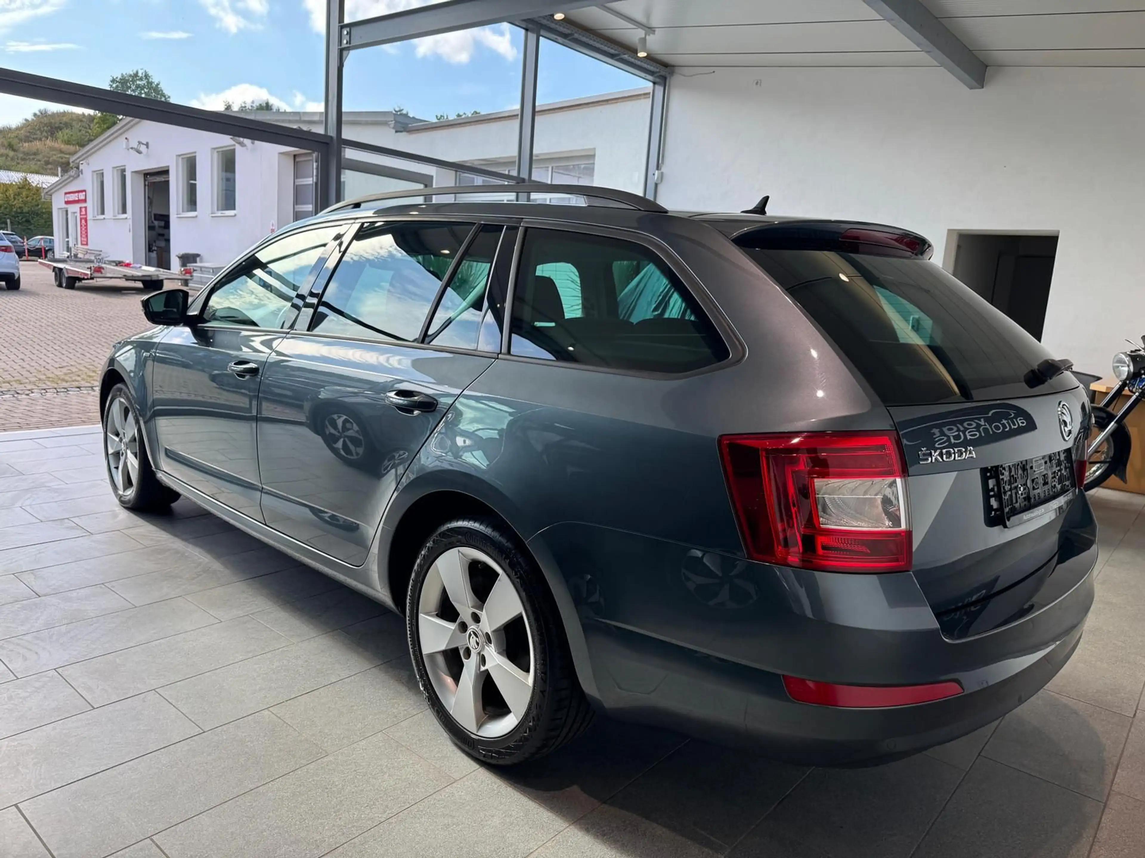 Skoda Octavia 2.0 TDI Joy Navi Xenon DAB SHZ — photo 9