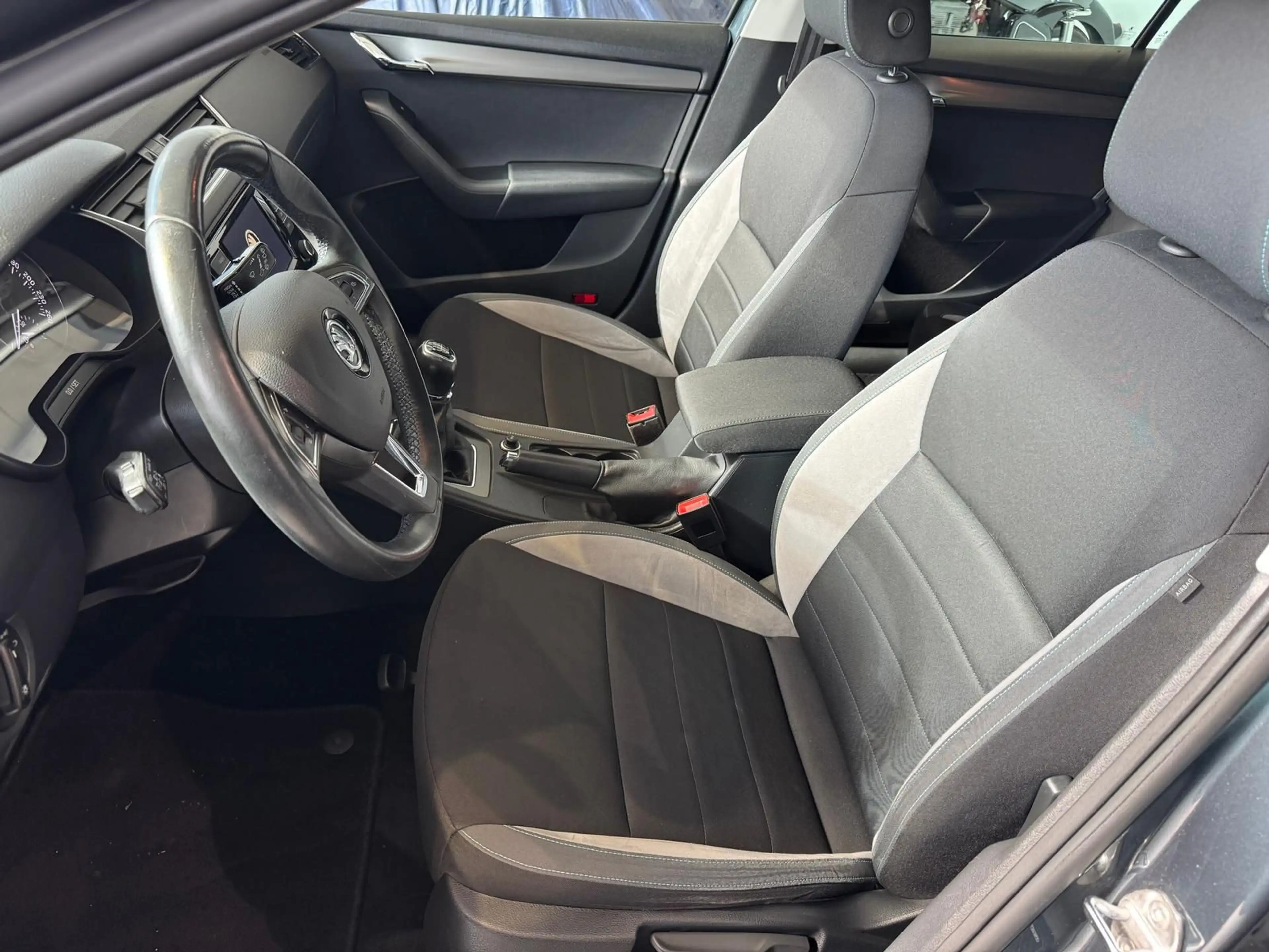 Skoda Octavia 2.0 TDI Joy Navi Xenon DAB SHZ — photo 10