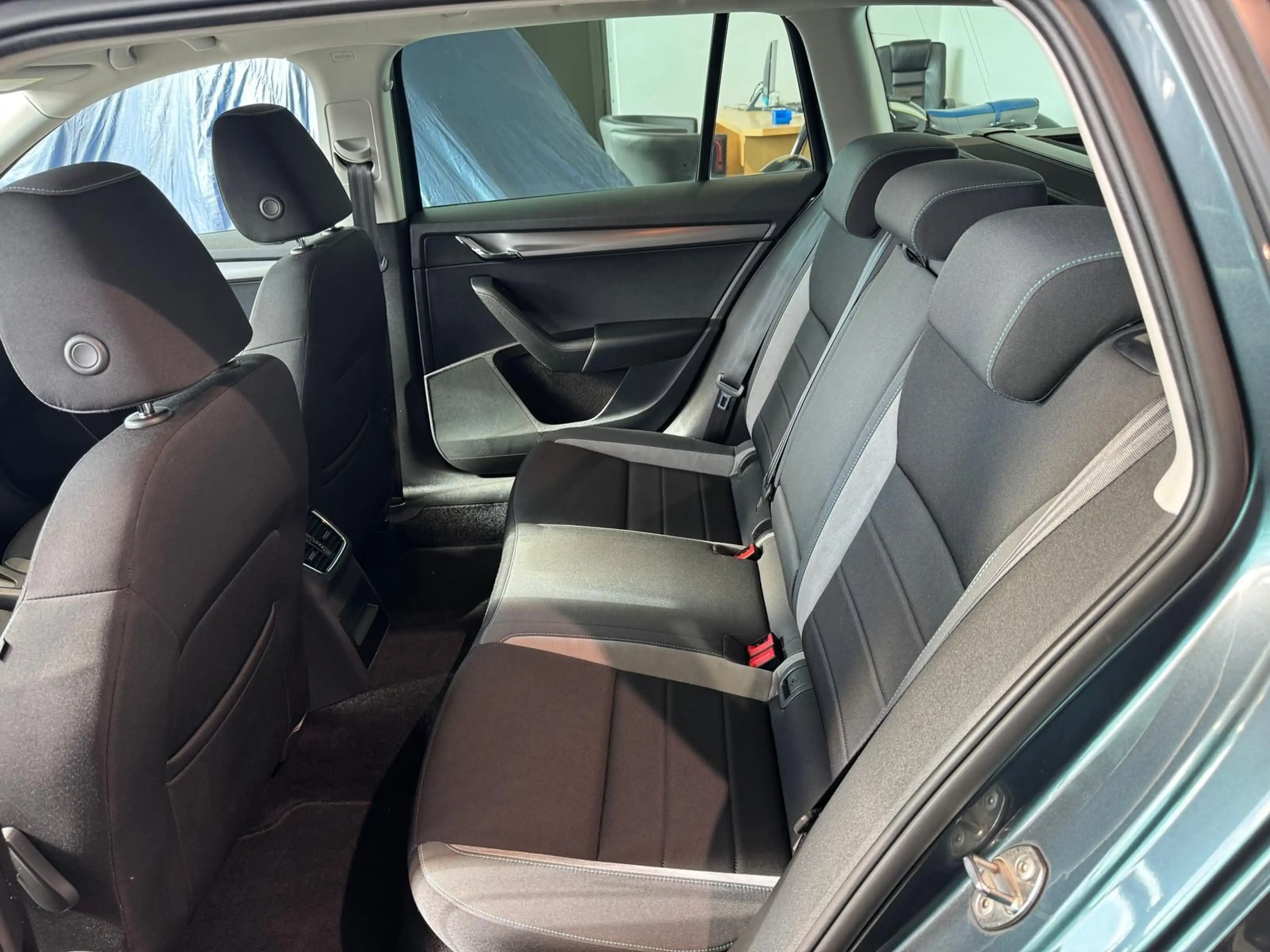 Skoda Octavia 2.0 TDI Joy Navi Xenon DAB SHZ — photo 14
