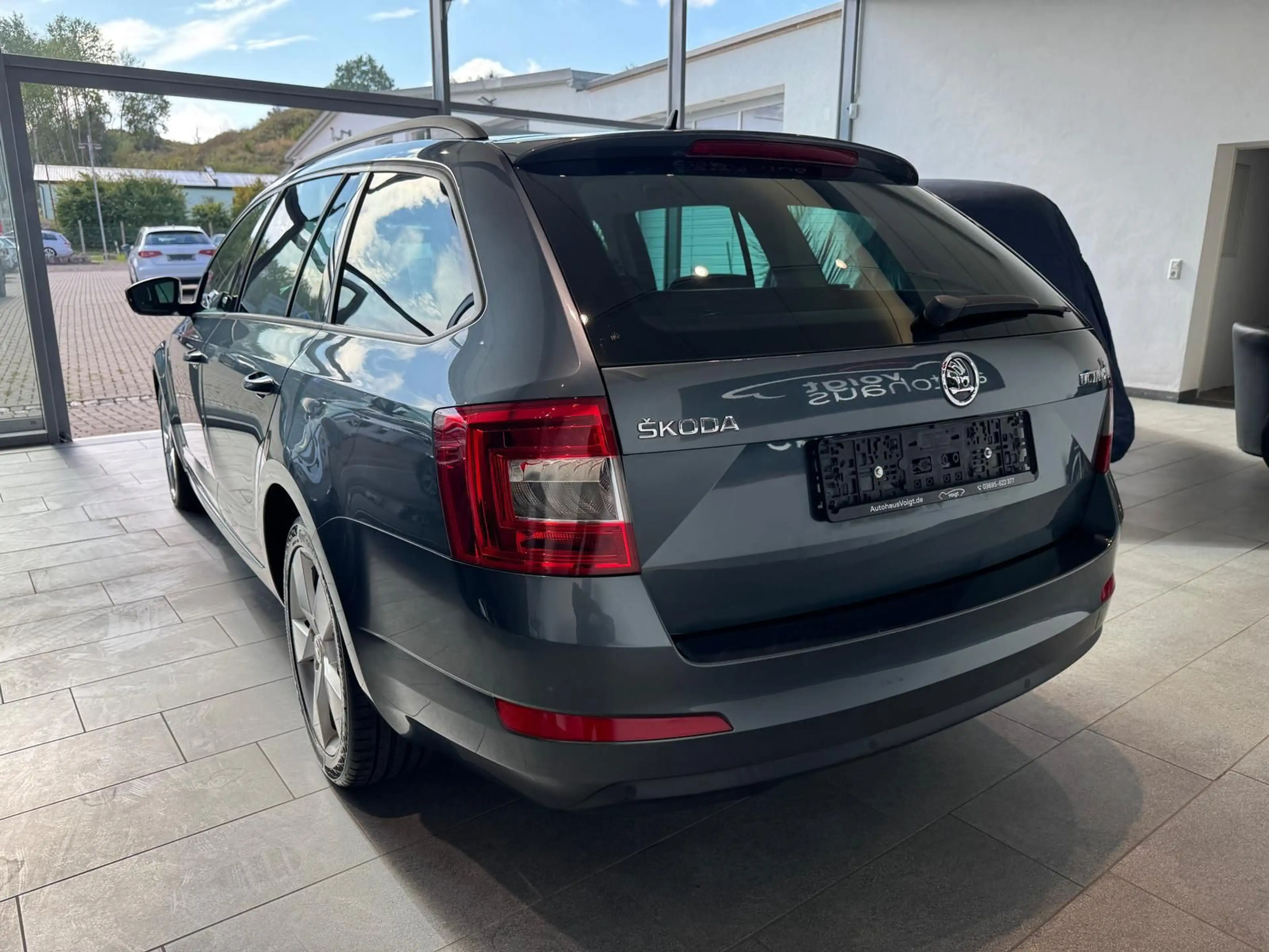 Skoda Octavia 2.0 TDI Joy Navi Xenon DAB SHZ — photo 8