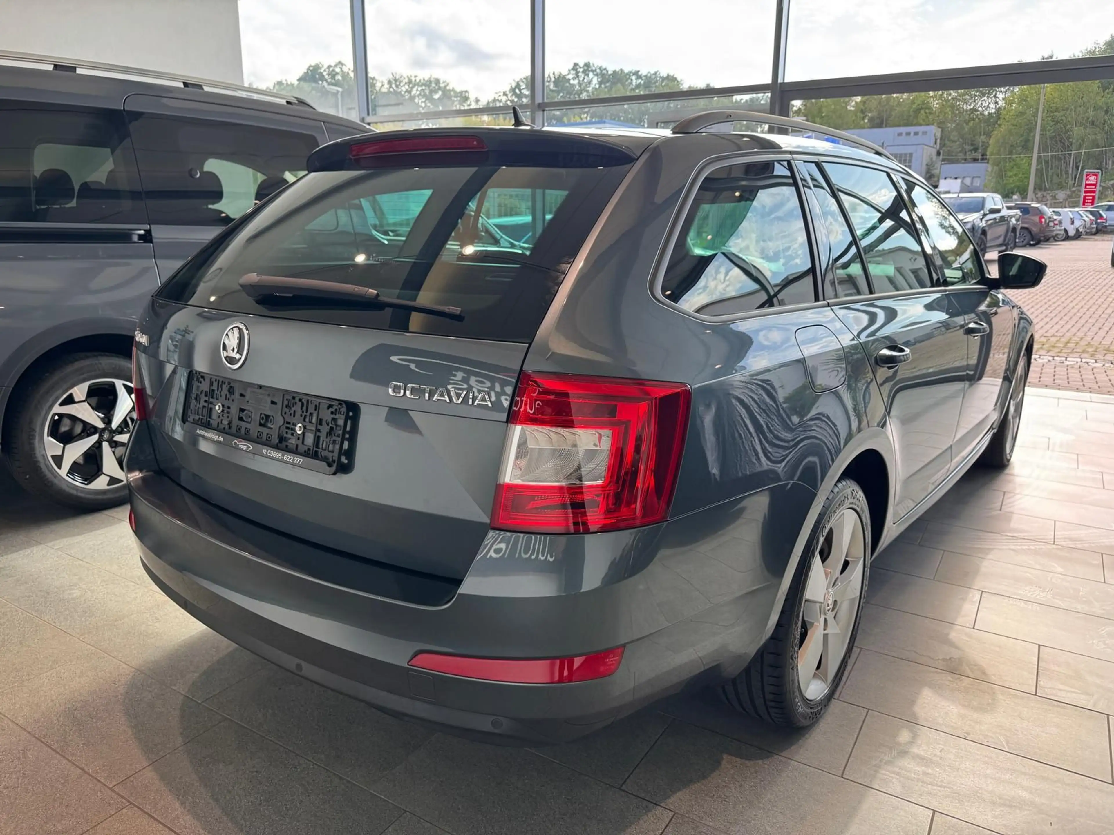Skoda Octavia 2.0 TDI Joy Navi Xenon DAB SHZ — photo 7