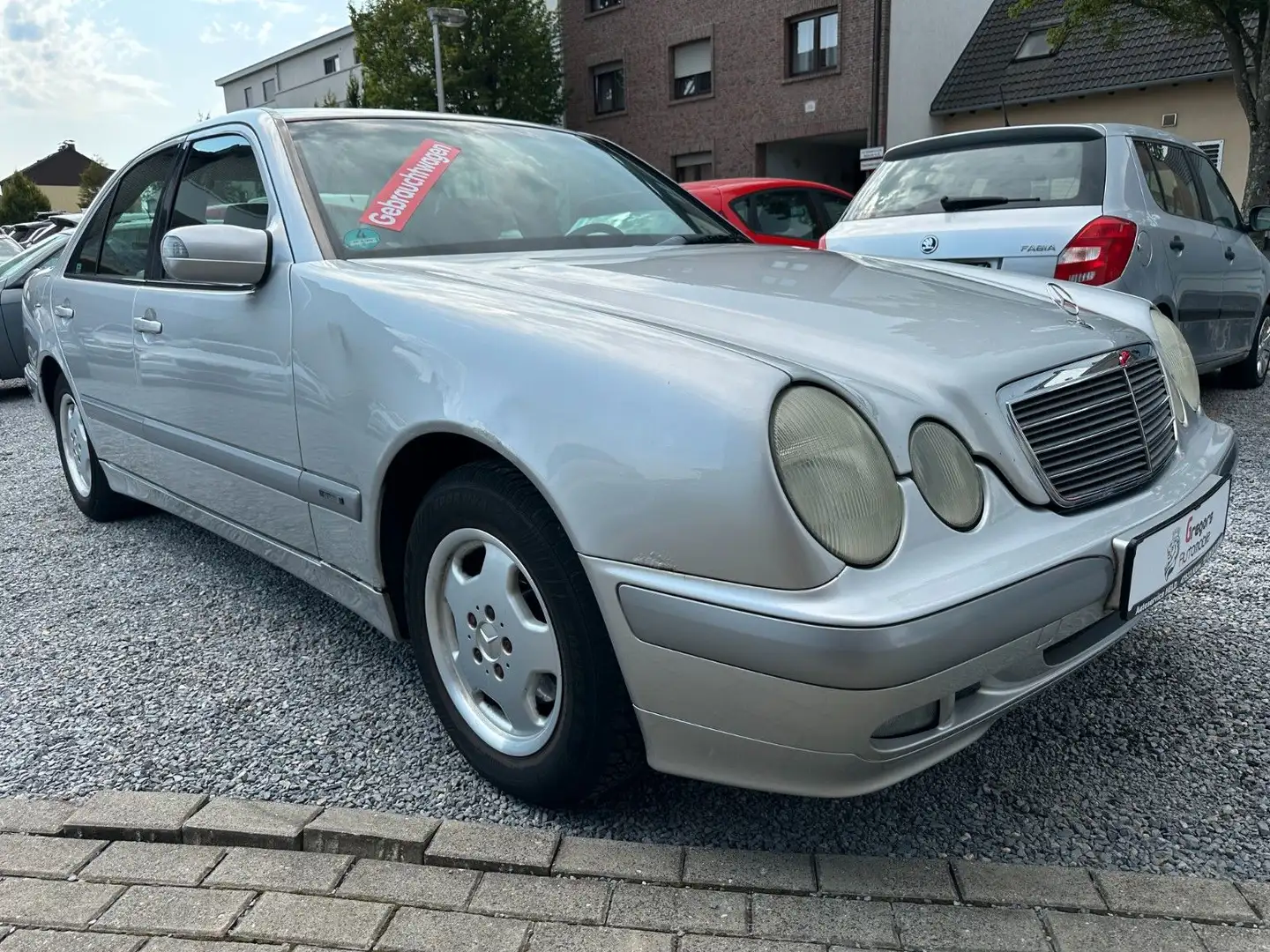 Mercedes-Benz E 200 CLASSIC Stříbrná - 1