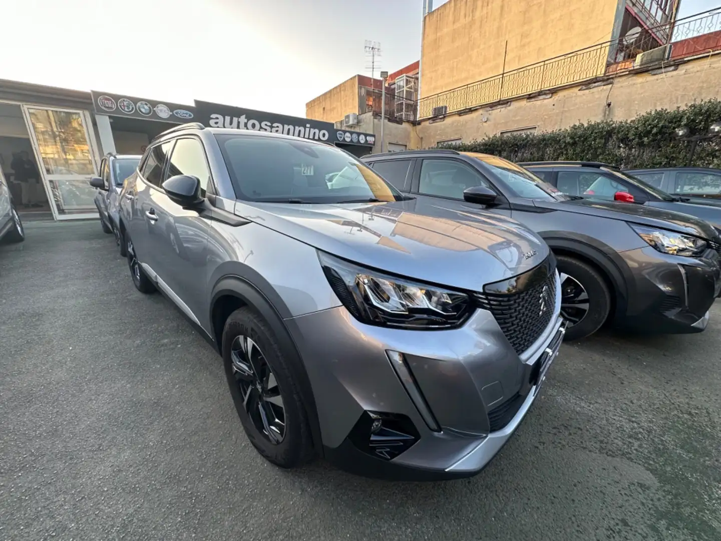 Peugeot 2008 BlueHDi 110 S&S Allure Pack Gris - 2