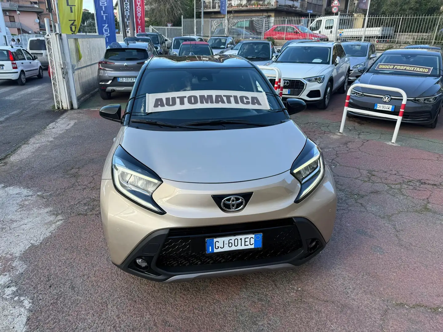 Toyota Aygo X Lounge AUTOM. *UNICO PROPRIETARIO* Beige - 2