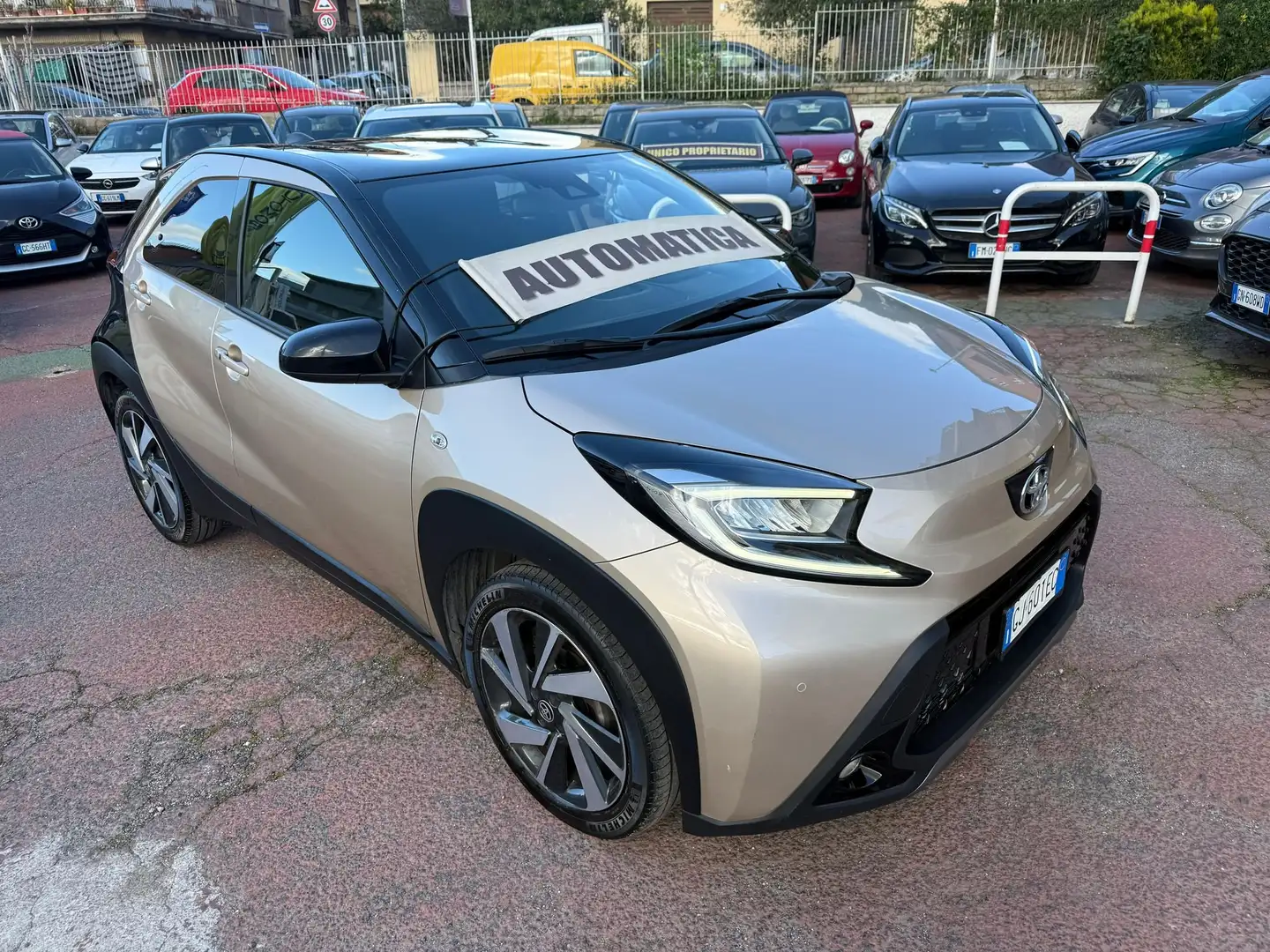 Toyota Aygo X Lounge AUTOM. *UNICO PROPRIETARIO* Beige - 1