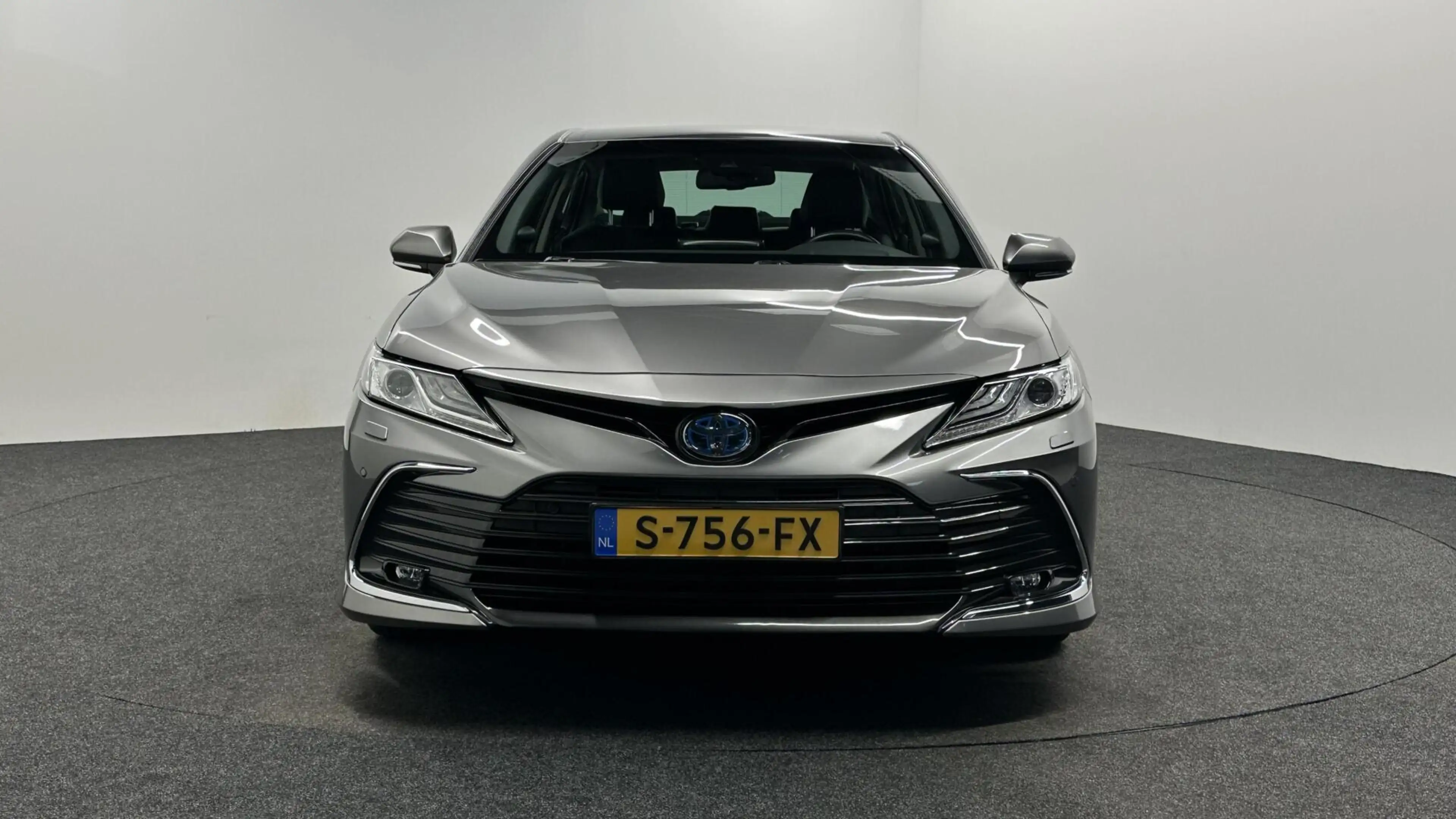 Toyota Camry 2.5 Hybrid Business Intro CAMERA CARPLAY NAVI LEER — photo 6