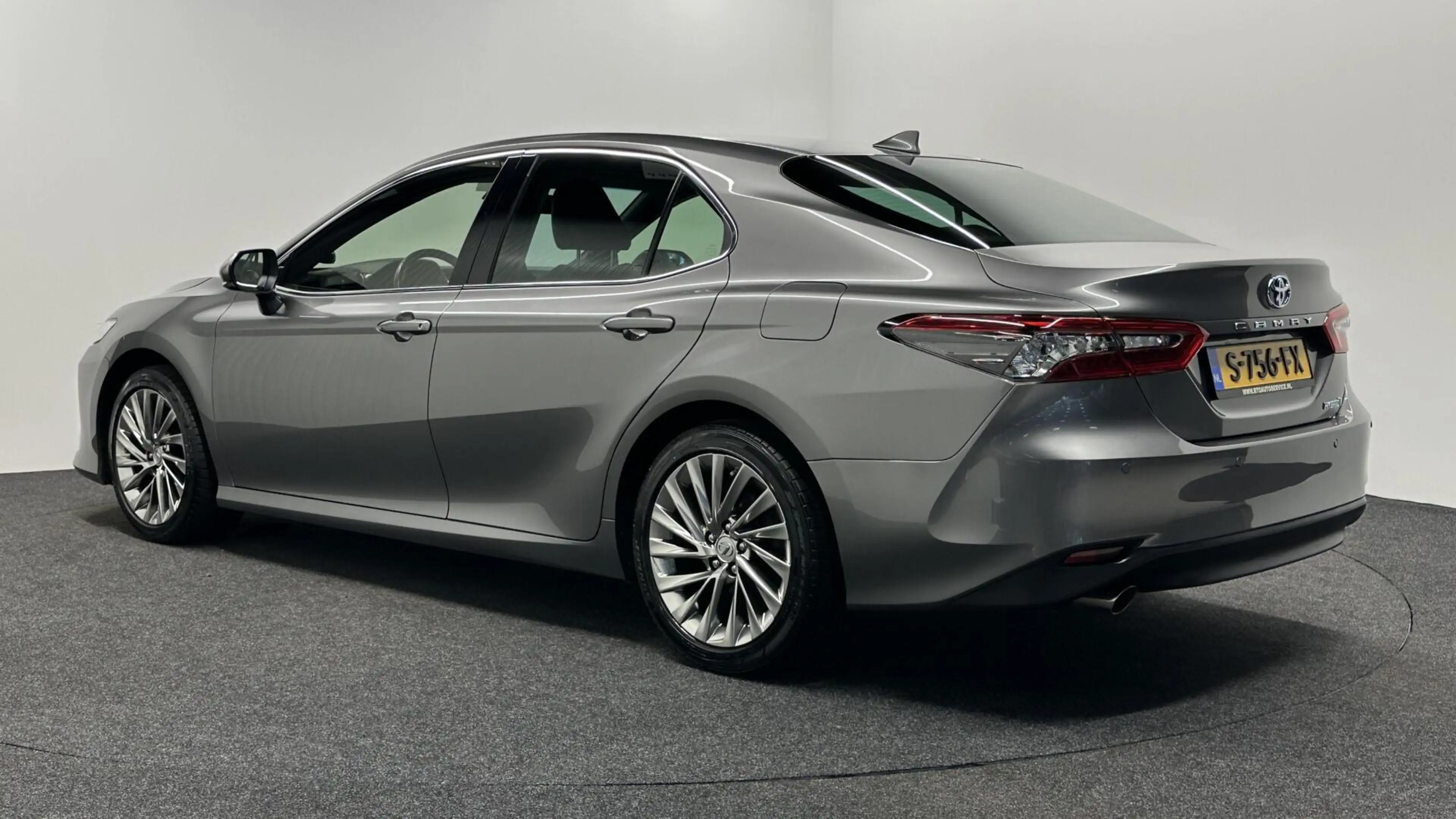Toyota Camry 2.5 Hybrid Business Intro CAMERA CARPLAY NAVI LEER — photo 4