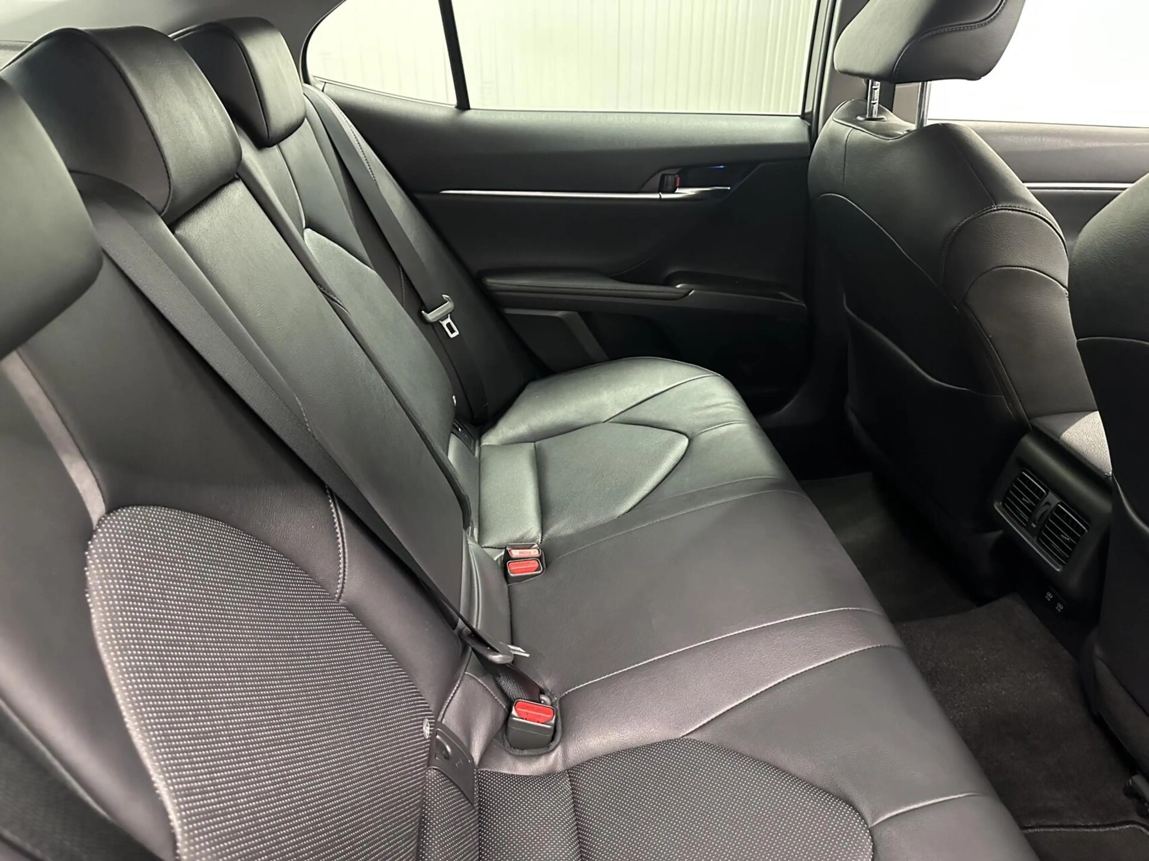 Toyota Camry 2.5 Hybrid Business Intro CAMERA CARPLAY NAVI LEER — photo 14