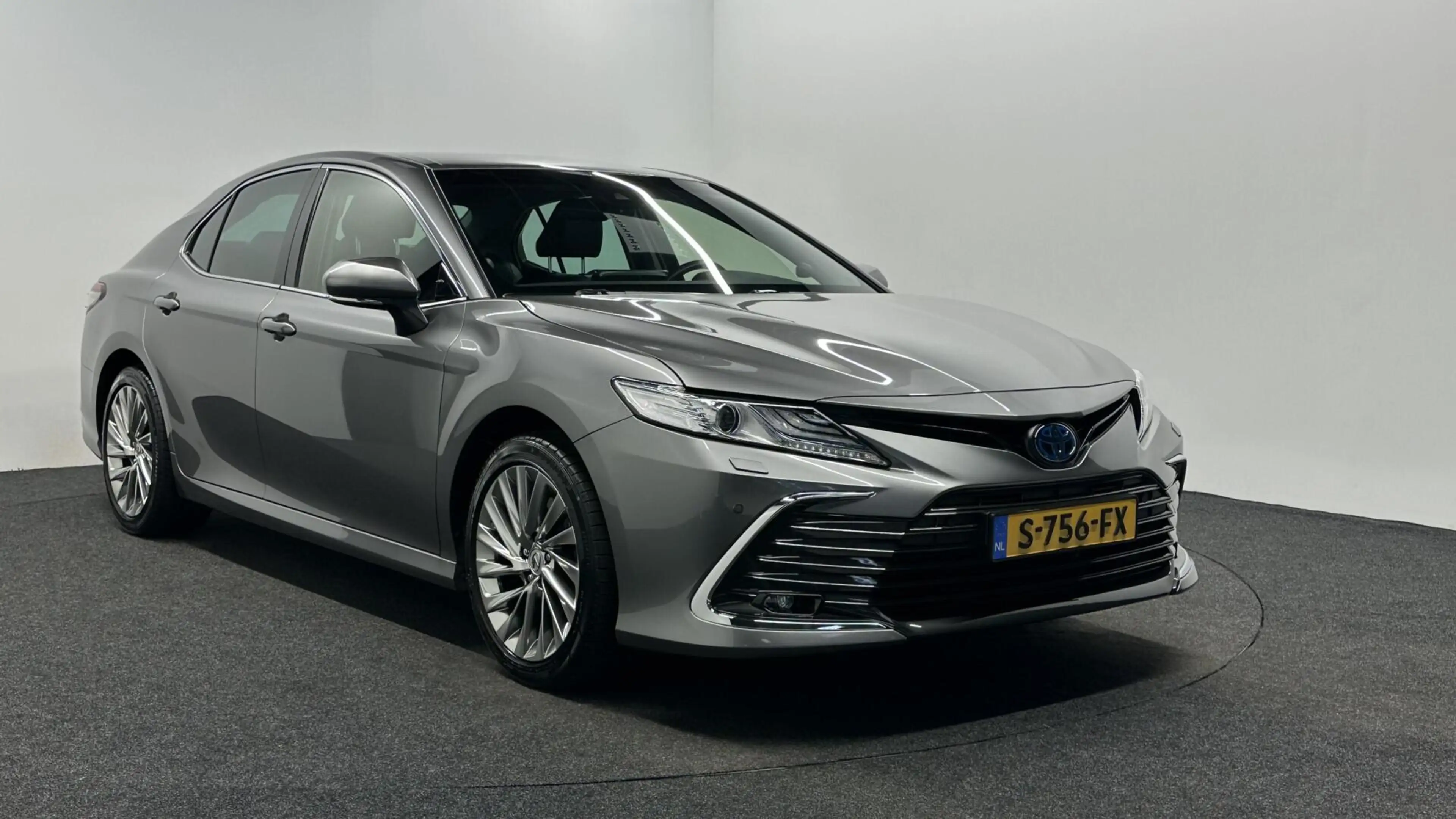 Toyota Camry 2.5 Hybrid Business Intro CAMERA CARPLAY NAVI LEER — photo 3