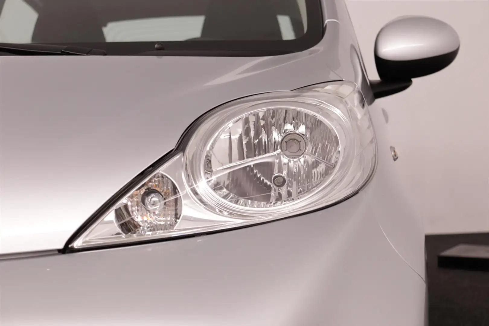 Peugeot 107 1.0 12V XS 5DRS AC/CV+AB/ELEK.RAMEN/AFN.TREKHAAK/9 Grau - 2